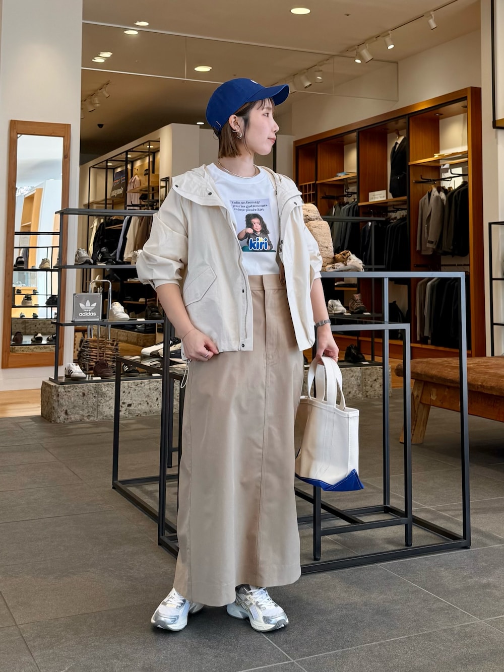 「大人カジュアル、休日スタイル、春ファッション、カジュアルスタイル、シンプルスタイル、オトナカワイイ、カラーコーデ、大人可愛い、大人女子、大人コーデ、スカートスタイル、URBAN RESEARCH DOORS、URBAN RESEARCH、30代コーデ、骨格ウェーブ」｜「ASICSのASICS　GEL1130（スニーカー、ホワイト系）」を使った、おかもさん（骨格ウェーブ・レディース・158cm）の春コーディネートの1枚目の写真