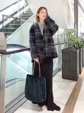 「RODE SKO（ロデスコ）のタッセル付フラッフィトートバッグ（トートバッグ）」を使った、yamaさん（レディース・162cm）の秋コーディネート