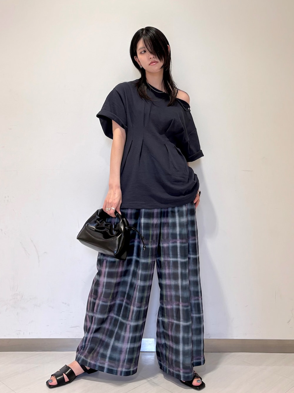 ブルー系のTシャツ/カットソー、グリーン系のその他パンツ、ブラック系のハンドバッグを着用したレディースの夏コーディネートの1枚目の写真