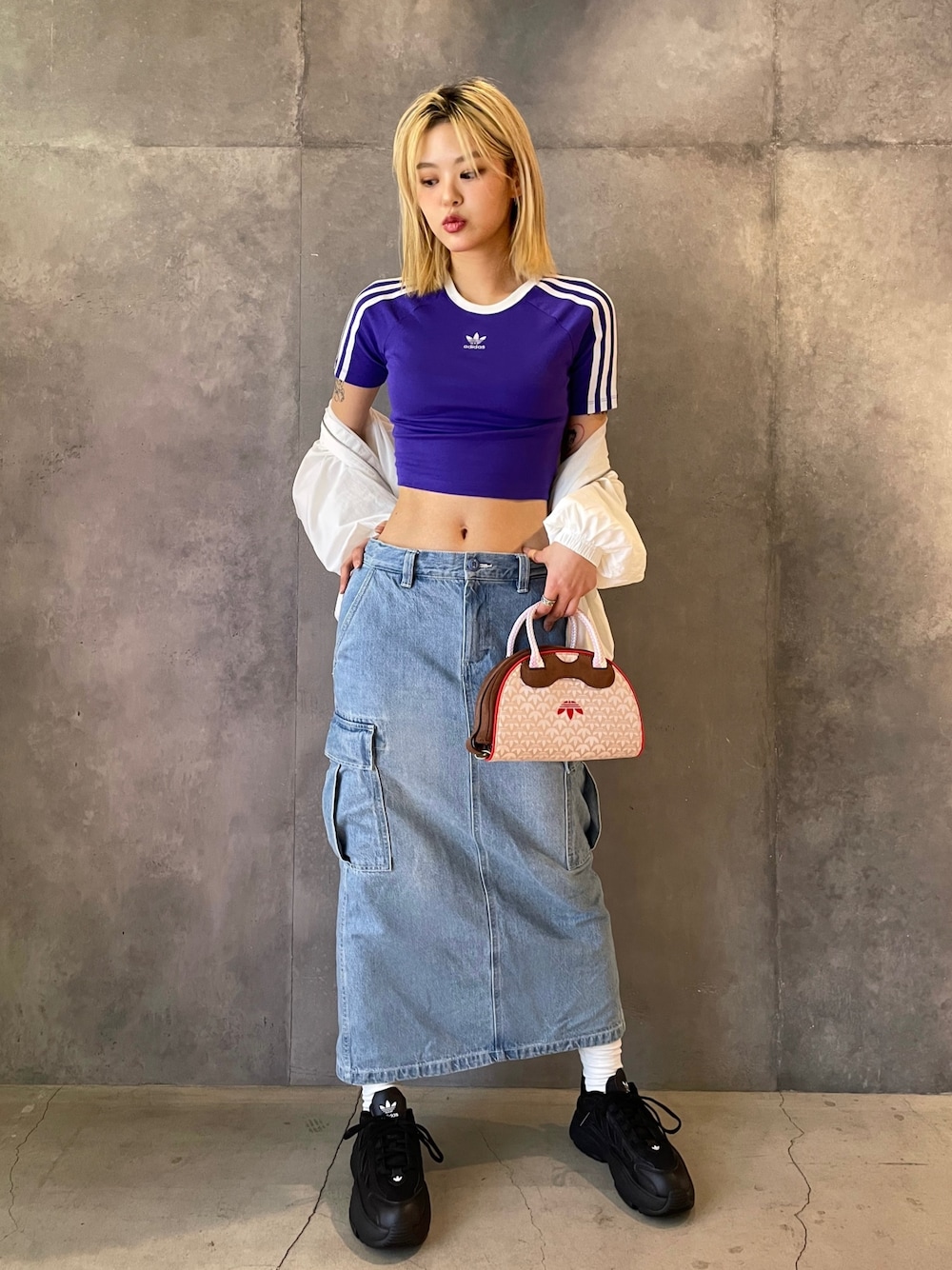 「スニーカー、adidas、アディダス、厚底シューズ、adidas originals、クロップドトップス、アディダスオリジナルス、サッチェルバッグ、ウインドブレーカー、オズガイア」｜「adidasのトレフォイル モノグラム ジャカード スエード サッチェルバッグ / アディダスオリジナルス adidas Originals（バックパック/リュック、ブラウン系）」を使った、GEさん（レディース・168cm）の冬コーディネートの1枚目の写真