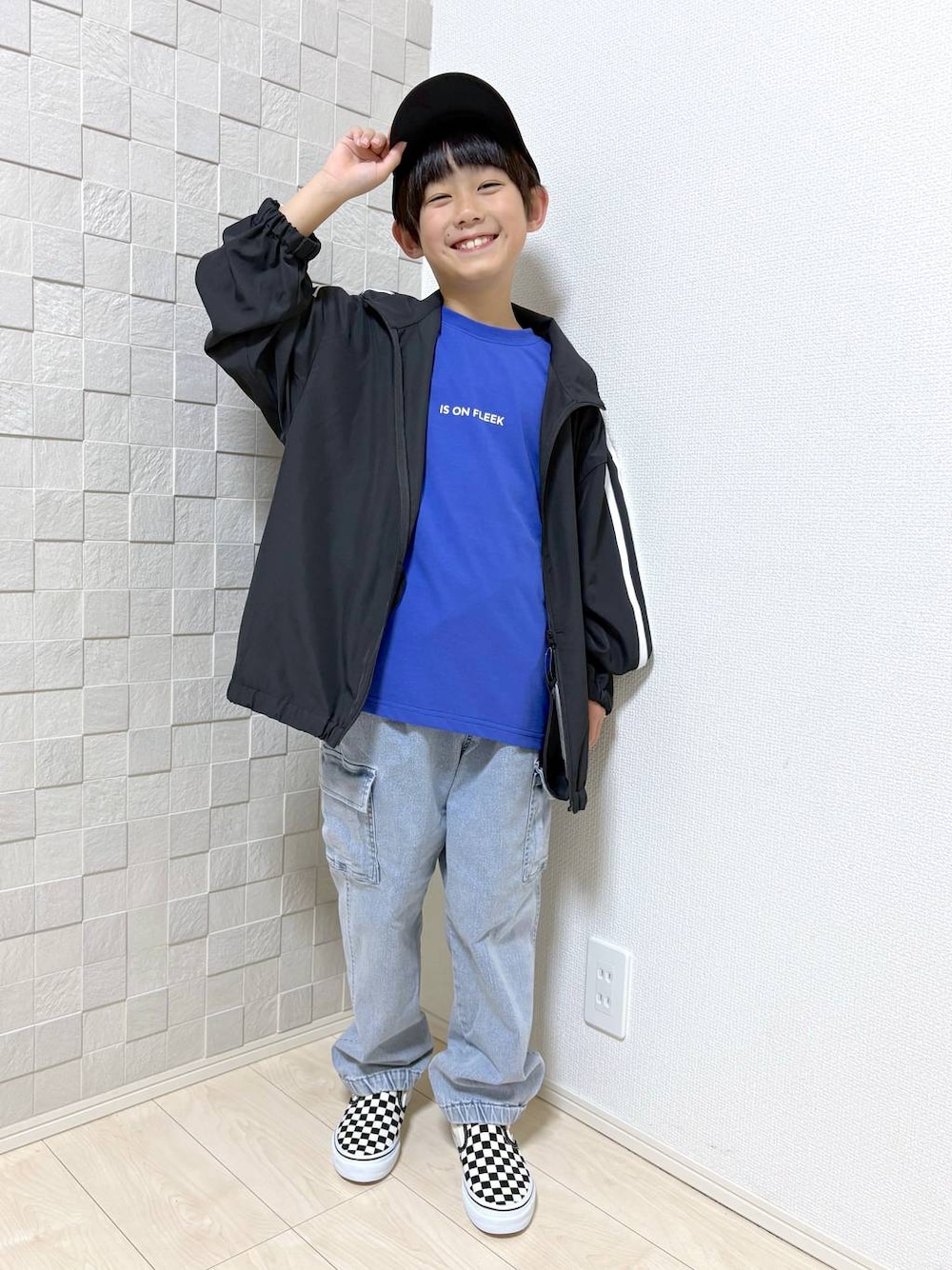 「カジュアル、オーバーサイズ、差し色コーデ、体型カバー、デニムパンツ、接触冷感、ブルゾン、ラフ、ゆったり、Tシャツ、GLOBAL WORK、パンツ」｜「GLOBAL WORKのスゴラクCOOLカーゴパンツ/147336（カーゴパンツ、ブルー系）」を使った、mahimahi0220さん（キッズ・129cm）の春コーディネートの1枚目の写真