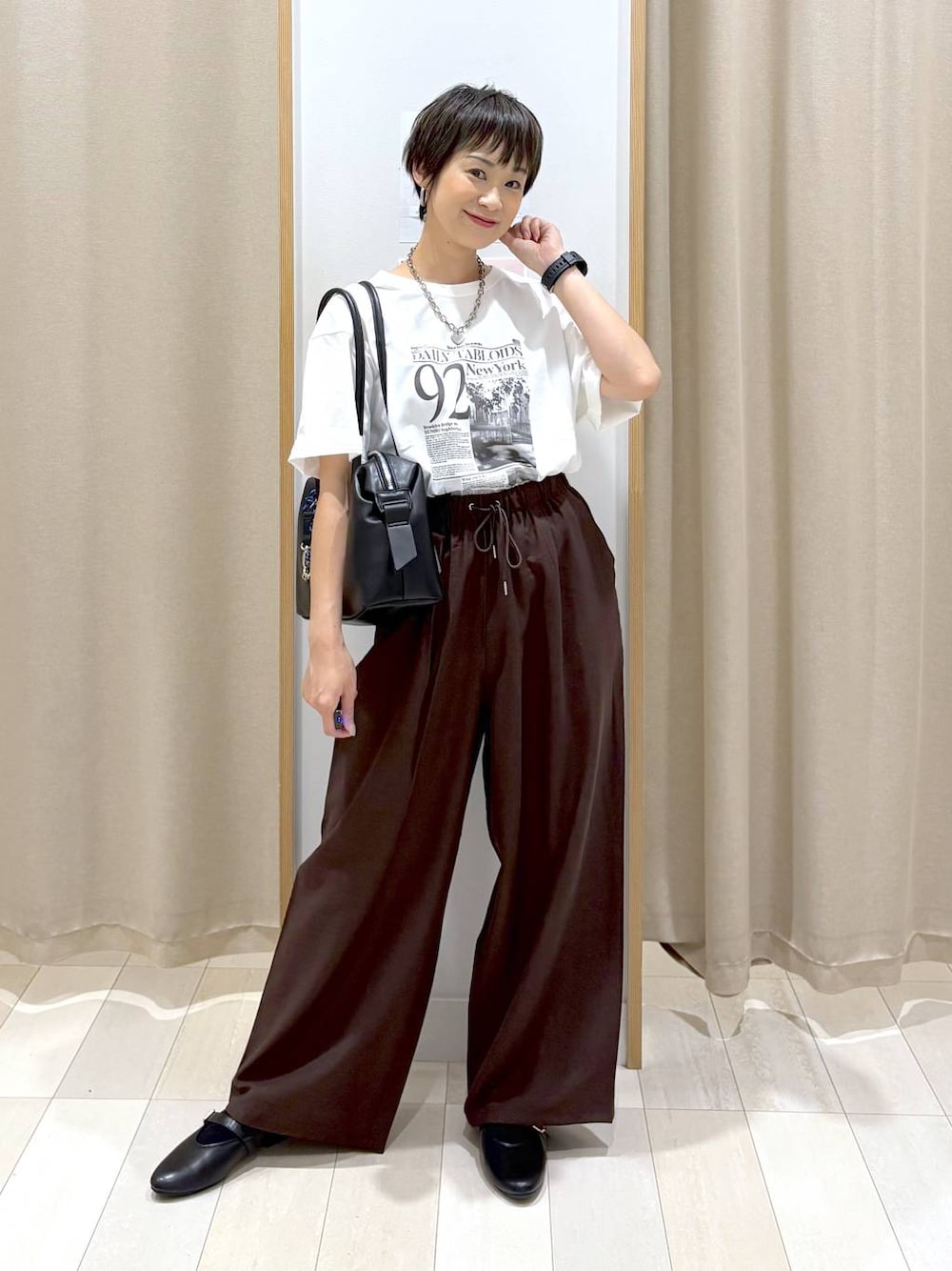 「カジュアル、ベーシック/シンプル、ママコーデ、体型カバー、ゆったり、パンツ、着痩せ・細見え、ワイドパンツ、ウエストゴム、Tシャツ、パンプス、バッグ、ラフ、GLOBAL WORK」｜「GLOBAL WORKのらくっションUカットパンプス/290987（パンプス、ブラック系）」を使った、mahimahi0220さん（レディース・159cm）の夏コーディネートの1枚目の写真