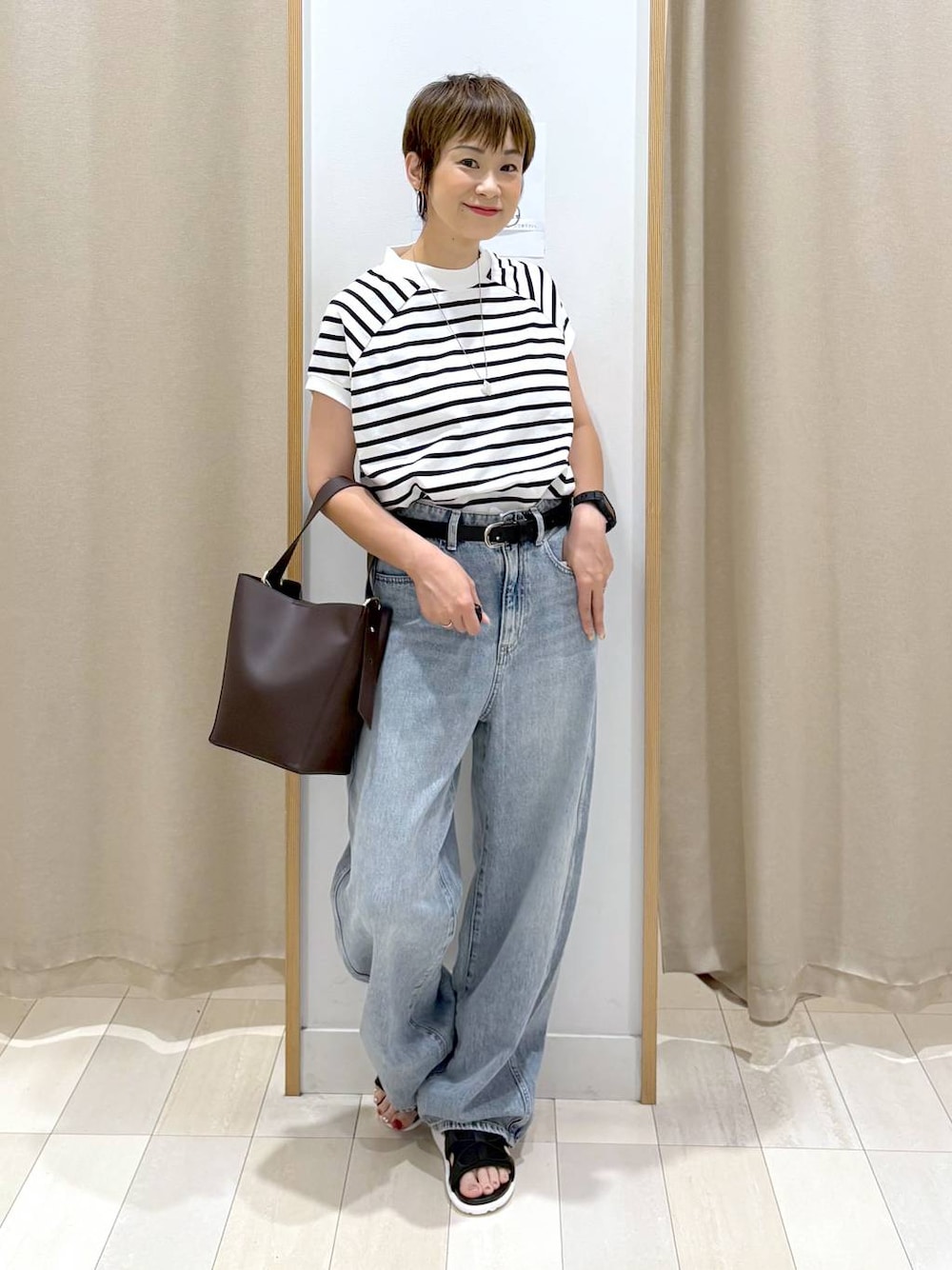 「GLOBAL WORK、パンツ、着痩せ・細見え、Tシャツ、クラシカルエルフ、セールコーデ、ベルト、バッグ、ボーダー、カジュアル、オーバーサイズ、差し色コーデ、ママコーデ、体型カバー、ラフ」｜「GLOBAL WORKのGOODデニムバギーパンツ/118365（デニムパンツ、ブルー系）」を使った、mahimahi0220さん（レディース・159cm）の夏コーディネートの1枚目の写真