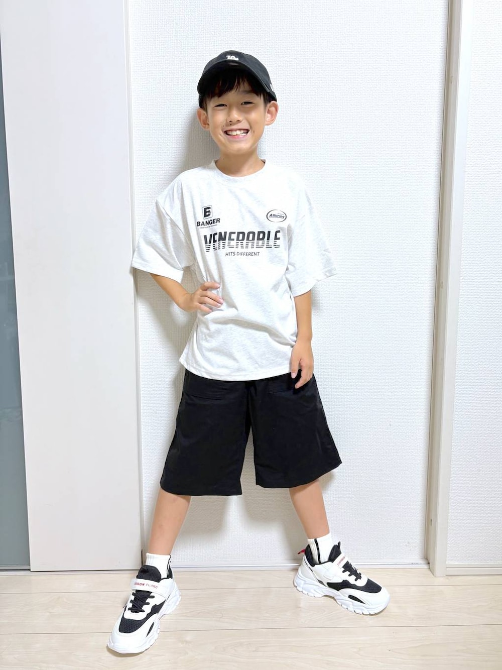 「カジュアル、ベーシック/シンプル、ラフ、ゆったり、キッズ、キッズ服、GLOBAL WORK、パンツ、Tシャツ、ハーフパンツ、セールコーデ、ストリート」｜「GLOBAL WORKのDRY/ストレッチハーフパンツ/147340（その他パンツ、ブラック系）」を使った、mahimahi0220さん（キッズ・129cm）の夏コーディネートの1枚目の写真
