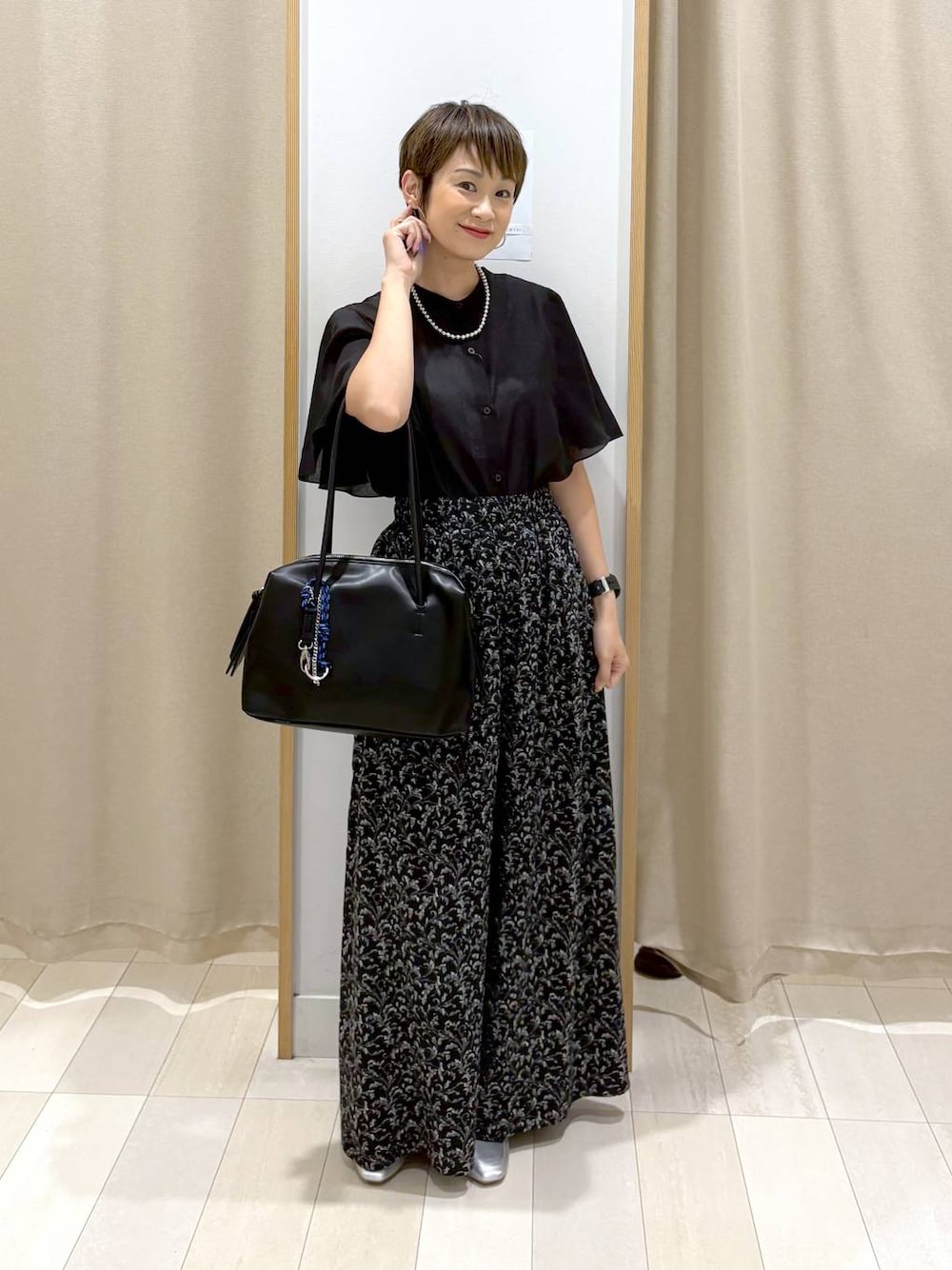 「カジュアル、オーバーサイズ、ママコーデ、体型カバー、ラフ、ゆったり、GLOBAL WORK、パンツ、着痩せ・細見え、ワントーン、ブラックコーデ、ブラウス、ワイドパンツ、ウエストゴム、バッグ」｜「GLOBAL WORKのらくっション踏めるバブーシュ/136007（その他シューズ、シルバー系）」を使った、mahimahi0220さん（レディース・159cm）の夏コーディネートの1枚目の写真