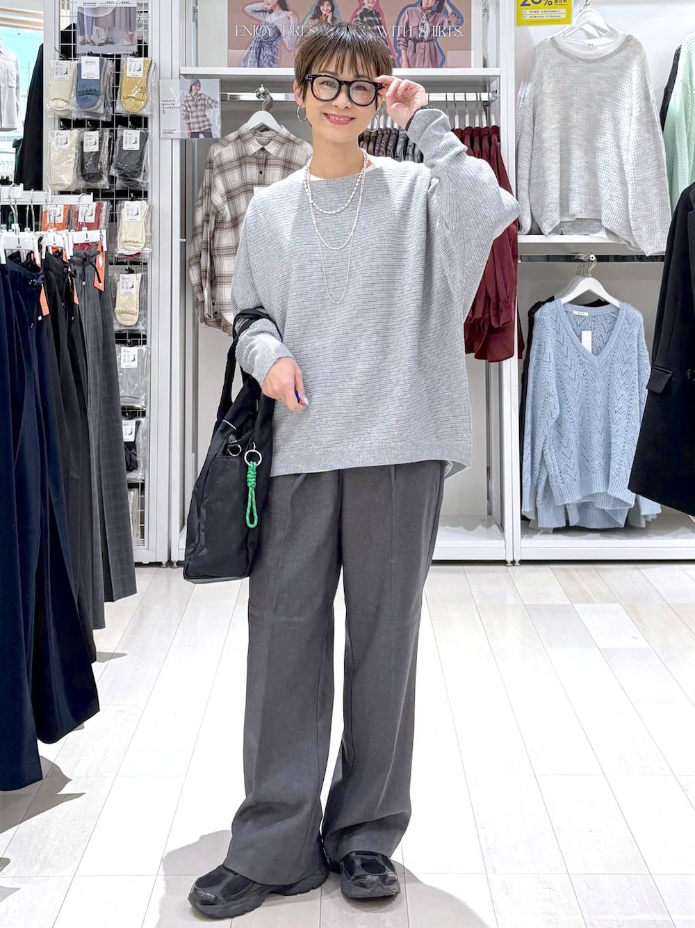 ブラック系のトートバッグ、グレー系のその他パンツ、ホワイト系のTシャツ/カットソーを着用したレディースの秋コーディネートの1枚目の写真