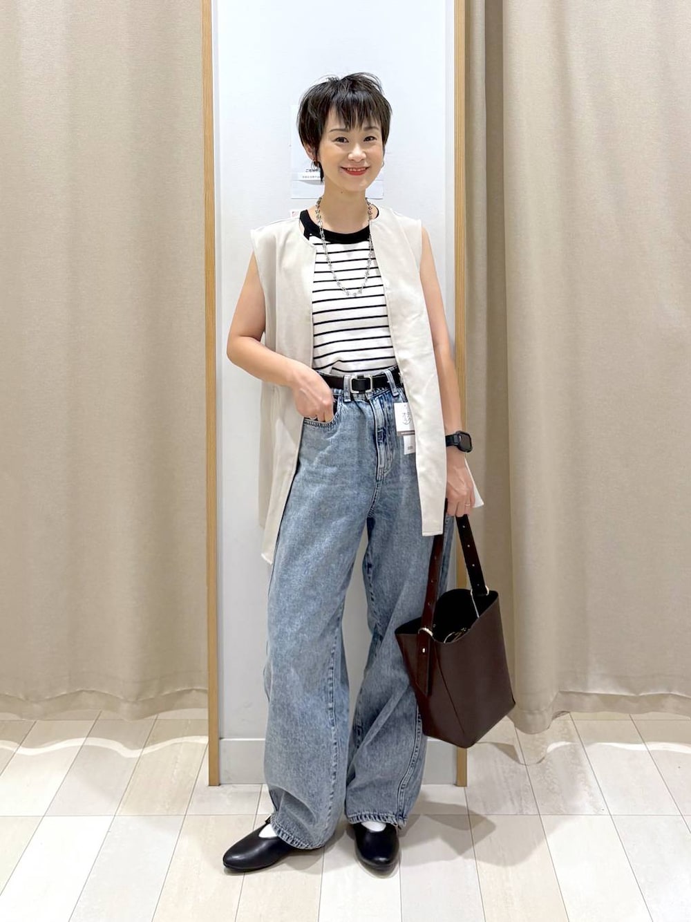 「パンプス、ベスト、デニムパンツ、バッグ、ベルト、着痩せ・細見え、カジュアル、ベーシック/シンプル、ワントーン、ママコーデ、体型カバー、パンツ、ラフ、ゆったり、GLOBAL WORK」｜「GLOBAL WORKのGOODデニムバギーパンツ/118365（デニムパンツ、ブルー系）」を使った、mahimahi0220さん（レディース・159cm）の夏コーディネートの1枚目の写真