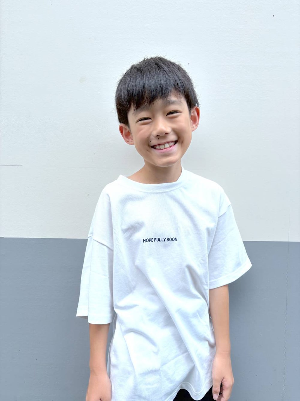「カジュアル、ベーシック/シンプル、ラフ、ゆったり、キッズ、キッズ服、GLOBAL WORK」｜「GLOBAL WORKのヘビロッTEE/プリント半袖/147385（Tシャツ/カットソー、ホワイト系）」を使った、mahimahi0220さん（キッズ・129cm）の夏コーディネートの1枚目の写真