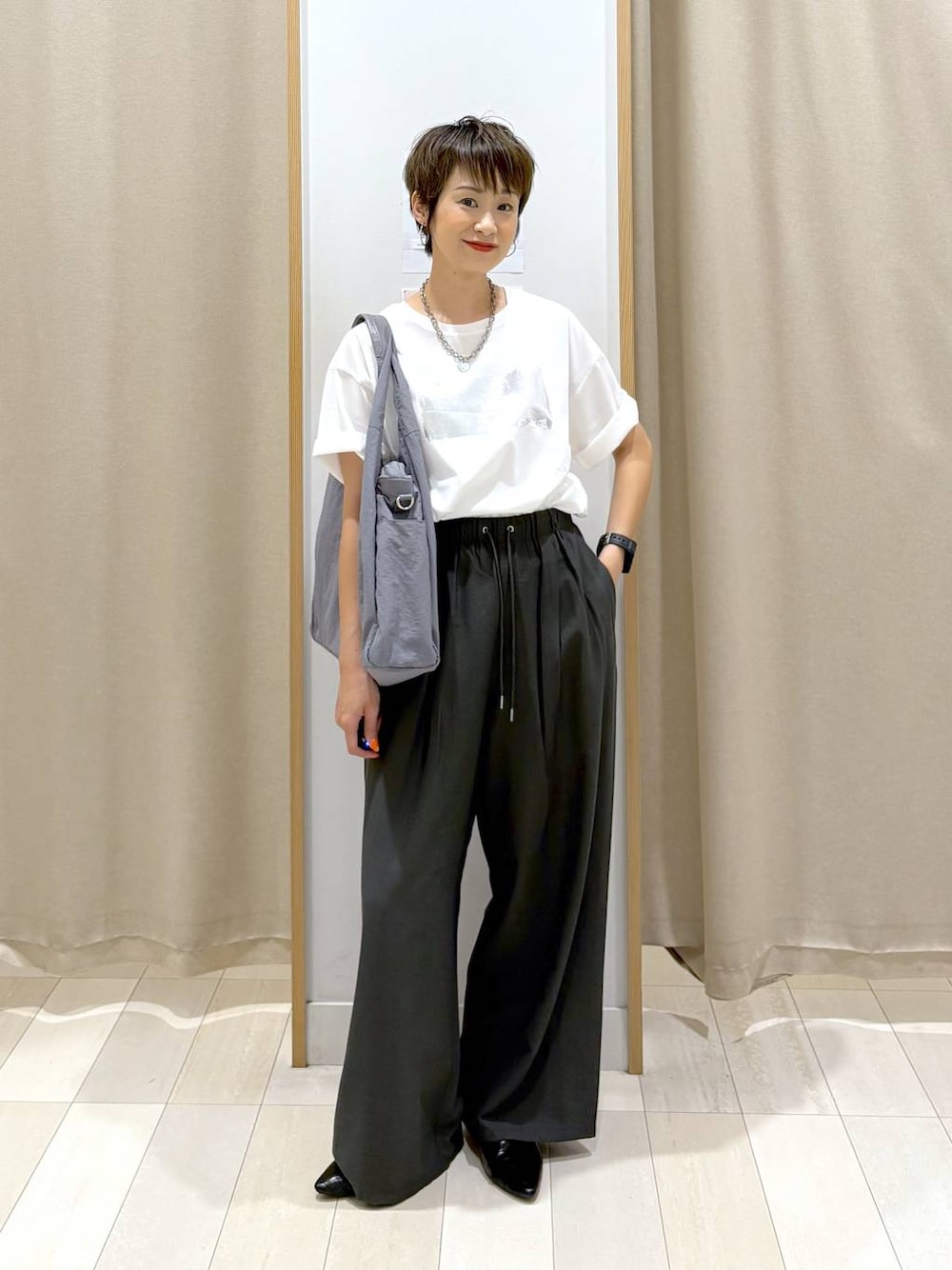 「カジュアル、ベーシック/シンプル、ママコーデ、体型カバー、ラフ、ゆったり、GLOBAL WORK、パンツ、モノトーン、トートバッグ、ワイドパンツ、Tシャツ、パンプス」｜「GLOBAL WORKのリッチクリーンプリントT半袖/147640（Tシャツ/カットソー、ホワイト系）」を使った、mahimahi0220さん（レディース・159cm）の夏コーディネートの1枚目の写真