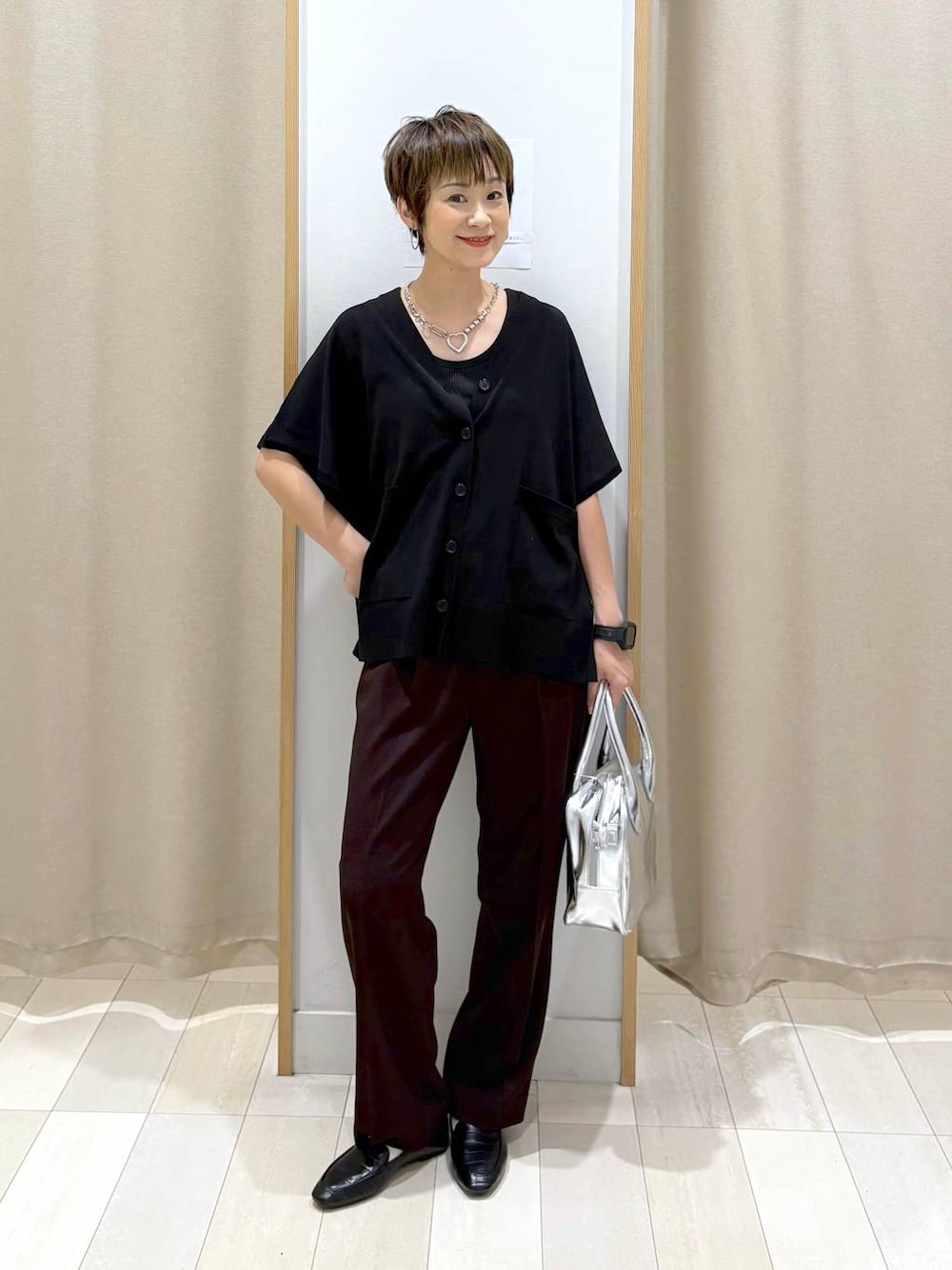 「着痩せ・細見え、ラフ、GLOBAL WORK、パンツ、ママコーデ、体型カバー、カーディガン、きれいめカジュアル、カジュアル、差し色コーデ、きれいめ、バッグ、セールコーデ」｜「GLOBAL WORKのらくっション踏めるバブーシュ/136007（その他シューズ、ブラック系）」を使った、mahimahi0220さん（レディース・159cm）の夏コーディネートの1枚目の写真