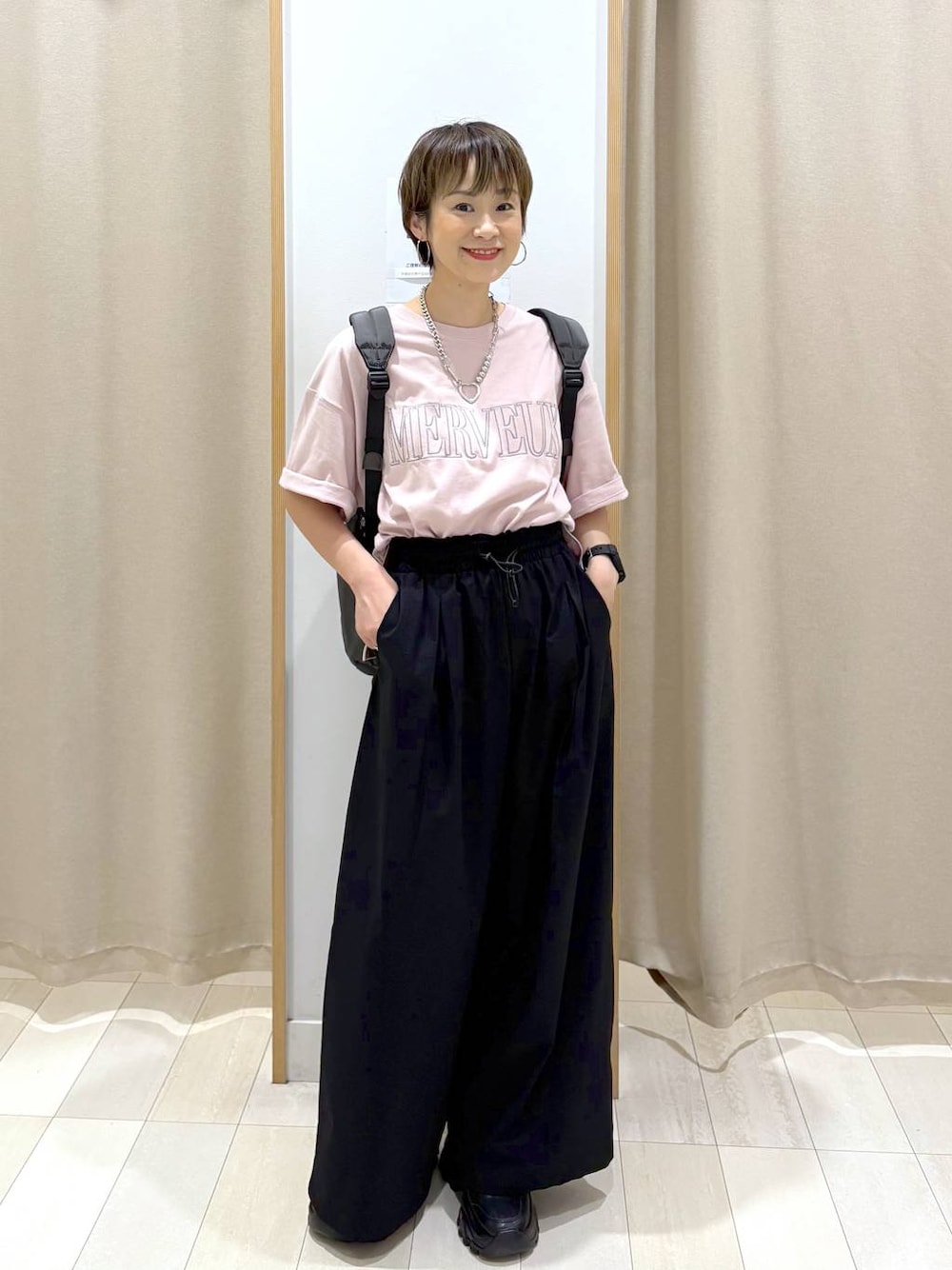 「カジュアル、ベーシック/シンプル、遮熱、ママコーデ、体型カバー、ラフ、ゆったり、GLOBAL WORK、パンツ、着痩せ・細見え、Tシャツ、セールコーデ、撥水、軽量、リュック・バッグ」｜「GLOBAL WORKの撥水軽量10ポケリュックミドル/136368（バックパック/リュック、グレー系）」を使った、mahimahi0220さん（レディース・159cm）の夏コーディネートの1枚目の写真