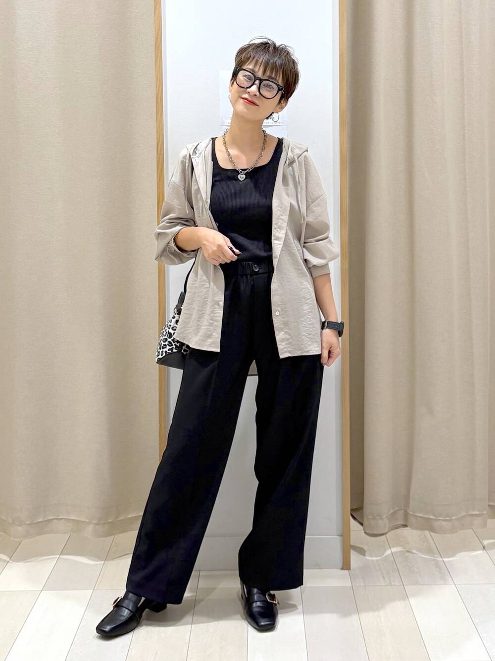 その他のショルダーバッグ、ブラック系のローファー、ブラック系のタンクトップを着用したレディースの秋コーディネートの1枚目の写真