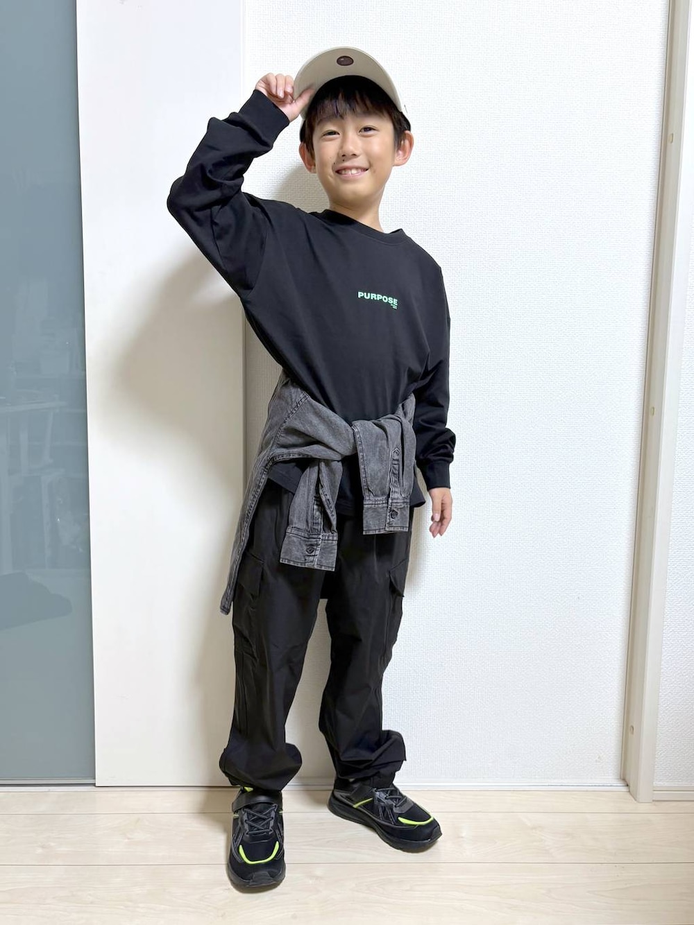 ブラック系のシャツ/ブラウス、ブラック系のカーゴパンツ、ブラック系のTシャツ/カットソーを着用したキッズの秋コーディネートの1枚目の写真