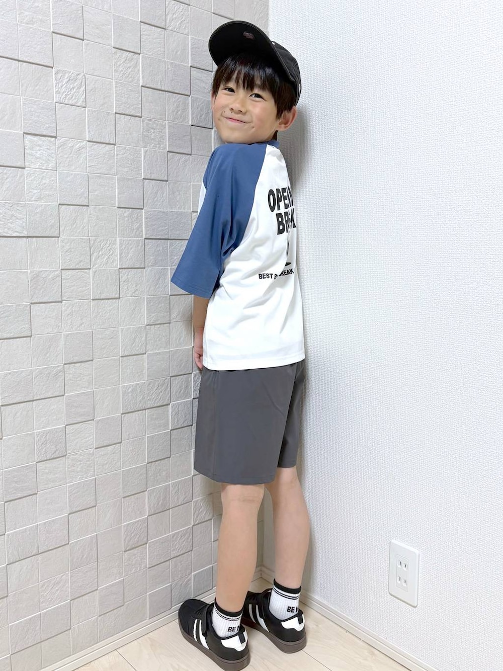 グレー系のその他パンツ、ホワイト系のTシャツ/カットソーを着用したキッズの春コーディネートの1枚目の写真