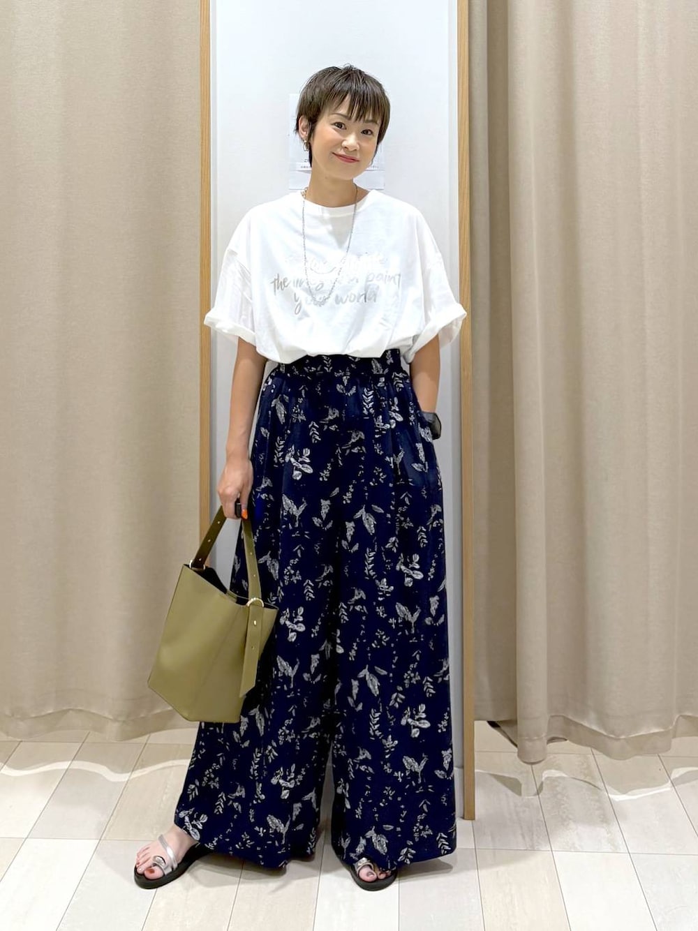 「カジュアル、ベーシック/シンプル、ママコーデ、体型カバー、ラフ、ゆったり、GLOBAL WORK、パンツ、Tシャツ、サンダル、ウエストゴム、バッグ、ネックレス、楽ちんコーデ、リラックス」｜「GLOBAL WORKのスペ軽5WAYショルダー/253022（ショルダーバッグ、グリーン系）」を使った、mahimahi0220さん（レディース・159cm）の夏コーディネートの1枚目の写真