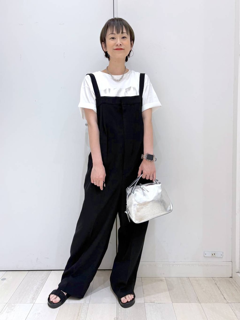「GLOBAL WORK、パンツ、着痩せ・細見え、カジュアル、ママコーデ、体型カバー、ラフ、ゆったり、サロペット、Tシャツ、モノトーン、サンダル、ショルダーバッグ、接触冷感」｜「GLOBAL WORKのスペ軽お財布ショルダー/132336（ショルダーバッグ、シルバー系）」を使った、mahimahi0220さん（レディース・159cm）の春コーディネートの1枚目の写真