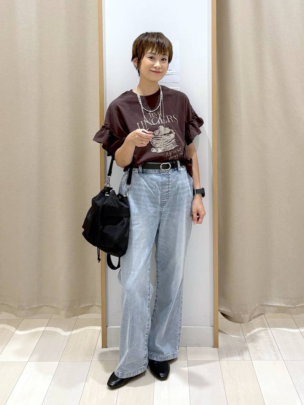 「カジュアル、ベーシック/シンプル、ママコーデ、体型カバー、ラフ、ゆったり、GLOBAL WORK、パンツ、着痩せ・細見え、デニムパンツ、Tシャツ、バッグ、ネックレス、夏コーデ」｜「GLOBAL WORKのらくっション踏めるバブーシュ/136007（その他シューズ、ブラック系）」を使った、mahimahi0220さん（レディース・159cm）の夏コーディネートの1枚目の写真