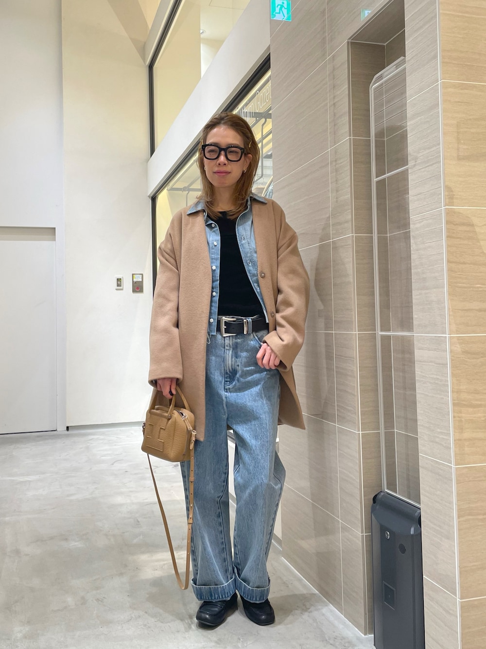 ブルー系のデニムパンツ、ブルー系のシャツ/ブラウス、イエロー系のノーカラーコートを着用したレディースの秋コーディネートの1枚目の写真