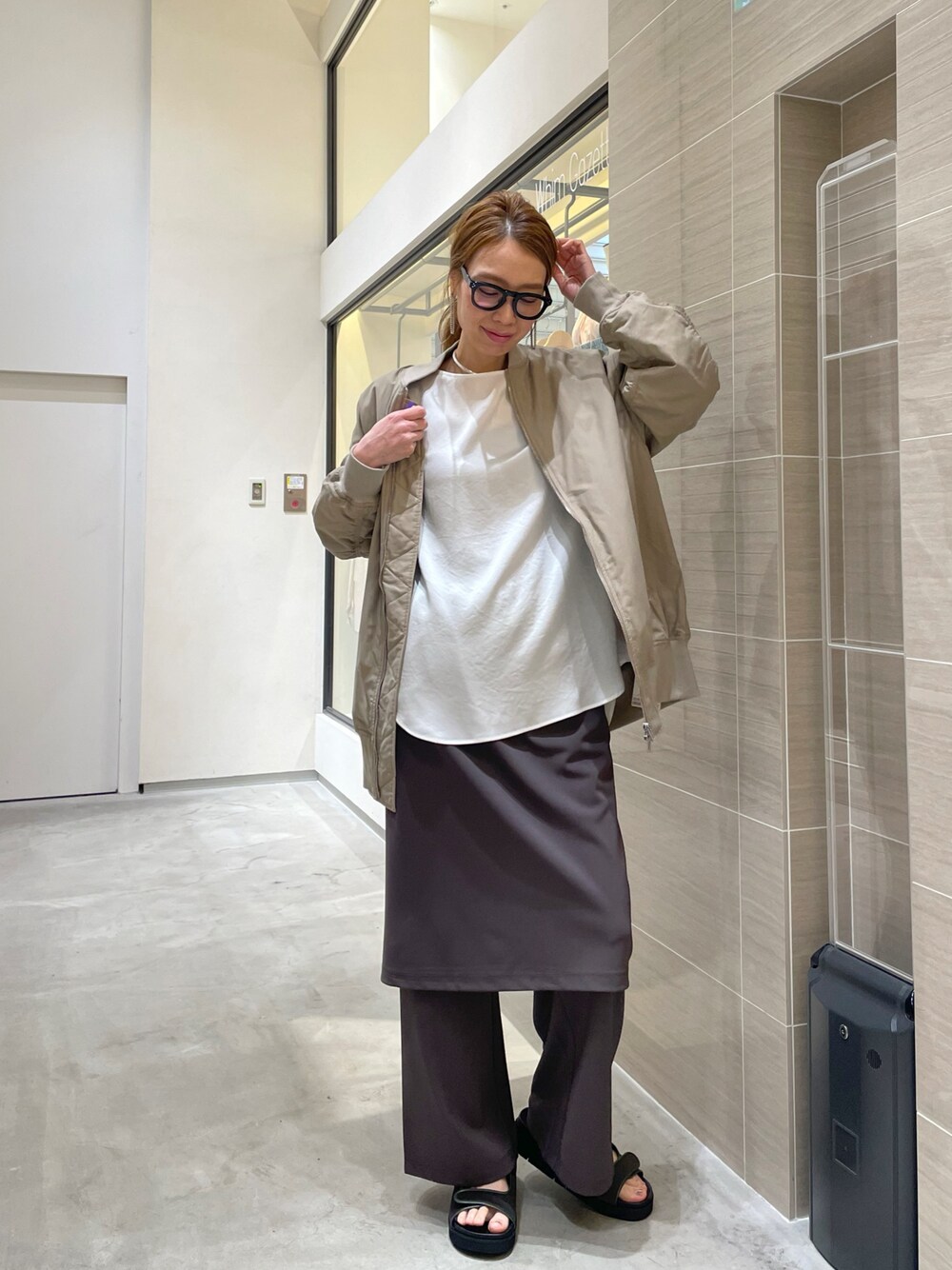 「春コーデ、アウター、アウターコーデ、MA-1、カジュアル、カジュアルコーデ、カジュアルスタイル、アラフィフ、アラフォー」｜「Whim GazetteのナイロンツイルMA-1（ブルゾン、ベージュ系）」を使った、wgendoさん（レディース・162cm）の春コーディネートの1枚目の写真