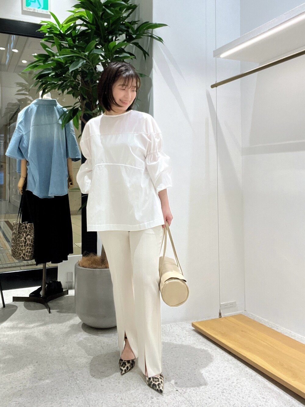 「春色、春めき満開コーデ、おでかけコーデ、大人カジュアルコーデ、低身長女子、大人かわいい、ホワイトコーデ、40代ファッション、パンツスタイル、パンツコーデ、ワントーンコーデ、ワントーン」｜「Drawing Numbersのパフロングスリーブラウンド切替ブラウス（トップス、ホワイト系）」を使った、whimkumagaiさん（レディース・153cm）の春コーディネートの1枚目の写真