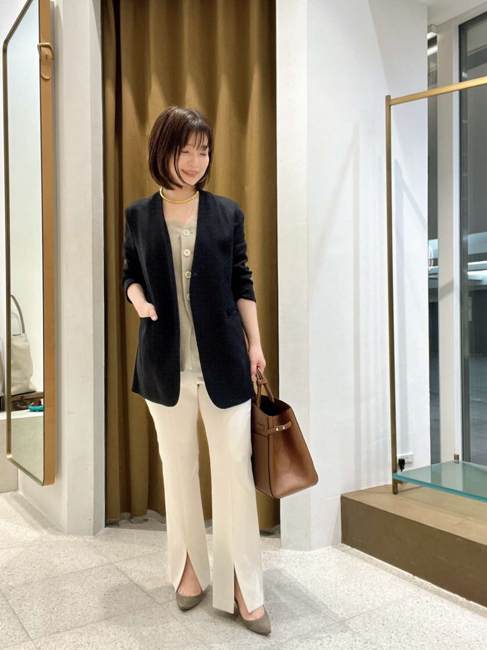 「ジャケット、春色、シンプルスタイル、大人コーデ、大人女子、パンツコーデ、ビスチェ、ビスチェコーデ」｜「Whim Gazetteのフロントスリットパンツ（スラックス、ホワイト系）」を使った、whimkumagaiさん（レディース・153cm）の春コーディネートの1枚目の写真