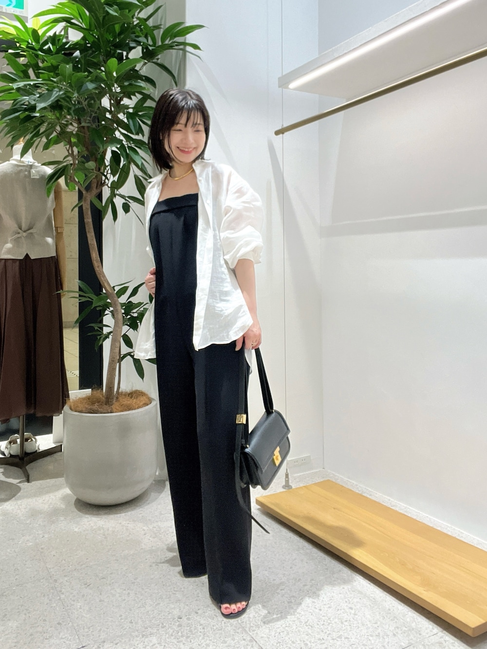 「大人カジュアル、キレイめカジュアル、楽チンコーデ、きれいめコーデ、春夏コーデ、夏ファッション、オトナ女子、キレイめコーデ、ブラック、大人コーデ、シャツコーデ、低身長コーデ」｜「Whim Gazetteの【Hoaw.】チョーカー（チョーカー、ゴールド系）」を使った、whimkumagaiさん（レディース・153cm）の春コーディネートの1枚目の写真