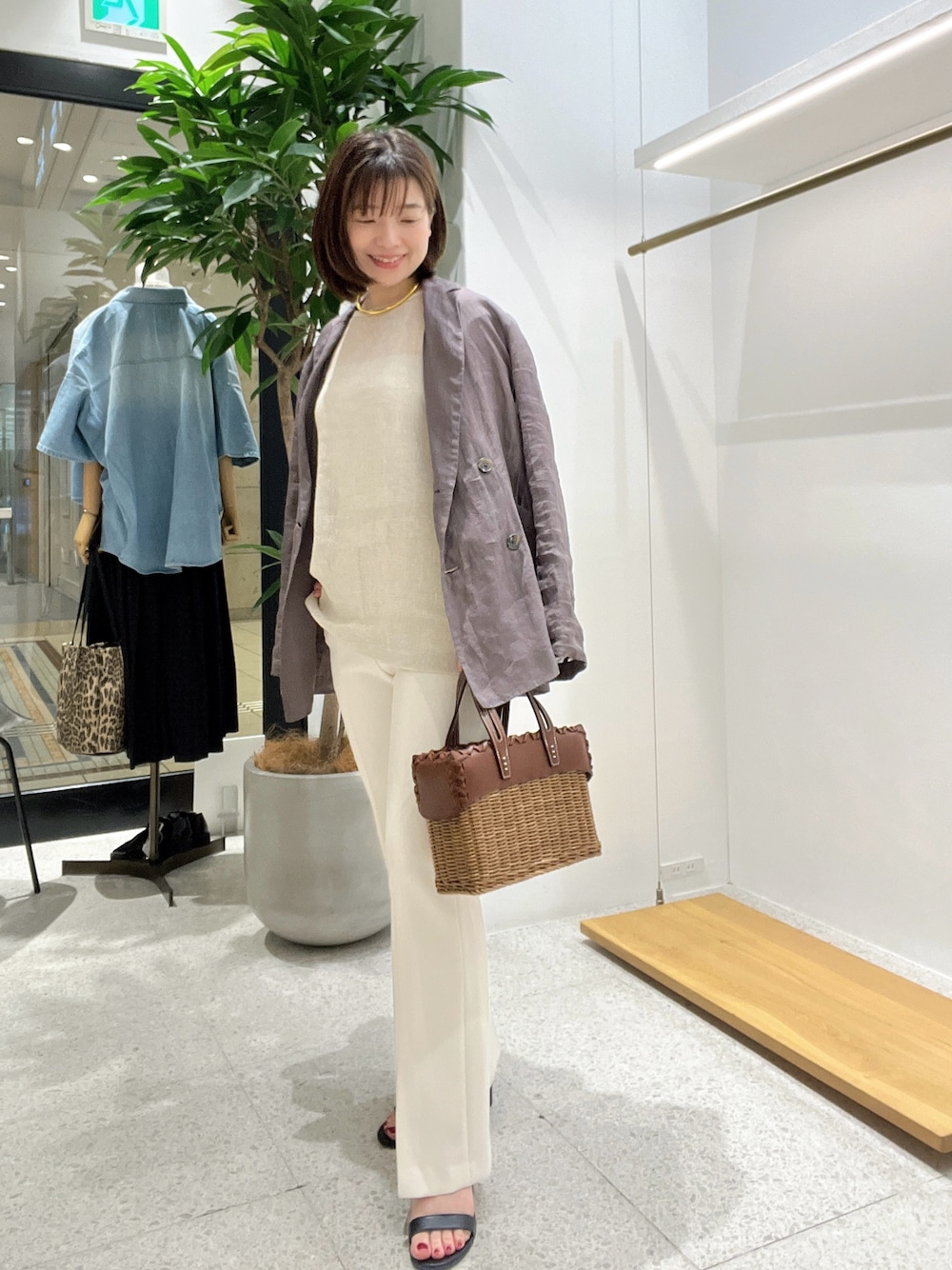 「春色、おでかけコーデ、大人カジュアルコーデ、はるコーデ、低身長女子、フレアパンツ、ジャケット、ジャケットスタイル、ジャケットコーデ、40代ファッション、40代コーデ」｜「Whim Gazetteのフロントスリットパンツ（スラックス、ホワイト系）」を使った、whimkumagaiさん（レディース・153cm）の春コーディネートの1枚目の写真