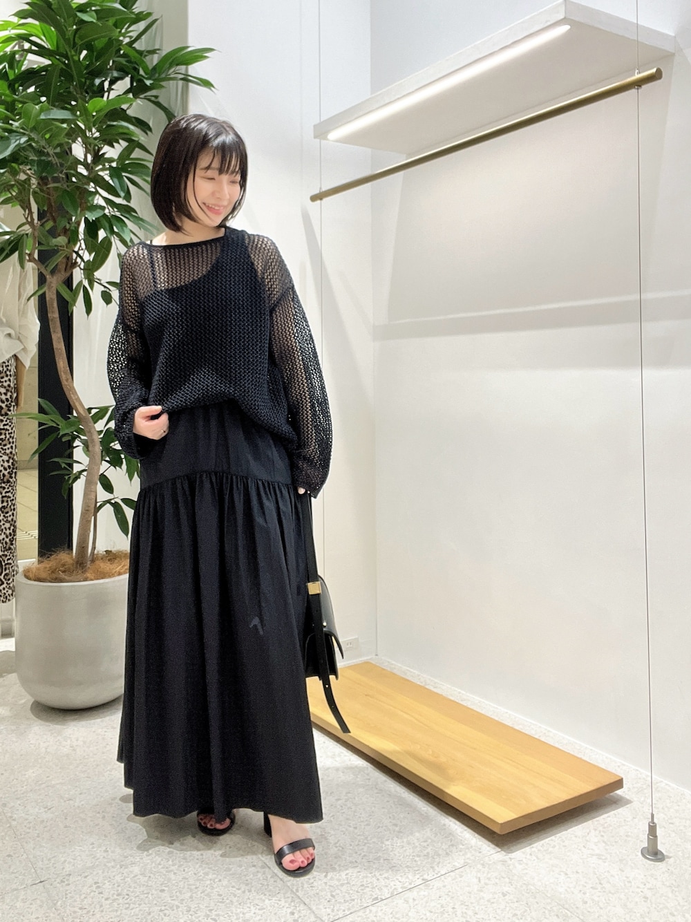 「大人カジュアル、おでかけコーデ、初夏コーデ、オトナ女子、休日スタイル、ゆるコーデ、ワントーンコーデ、大人ファッション、ママファッション、アラフィフ、低身長コーデ、ブラック、ブラックコーデ、メッシュ、40代ファッション」｜「Drawing Numbersのワシメッシュリラックスニット（ニット/セーター、ブラック系）」を使った、whimkumagaiさん（レディース・153cm）の春コーディネートの1枚目の写真