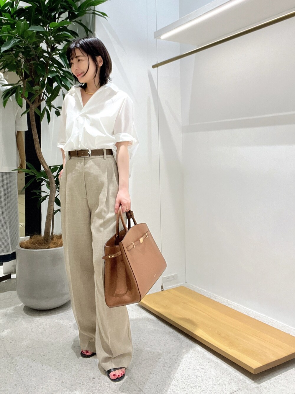 「お出かけコーデ、春ファッション、きれいめコーデ、シンプルスタイル、低身長女子、大人女子、レディースファッション、ママファッション、キレイめコーデ、シャツスタイル、シャツ、ブラウス、ブラウスコーデ、キレイめ、通勤コーデ」｜「Whim Gazetteの【Hoaw.】チョーカー（チョーカー、ゴールド系）」を使った、whimkumagaiさん（レディース・153cm）の春コーディネートの1枚目の写真