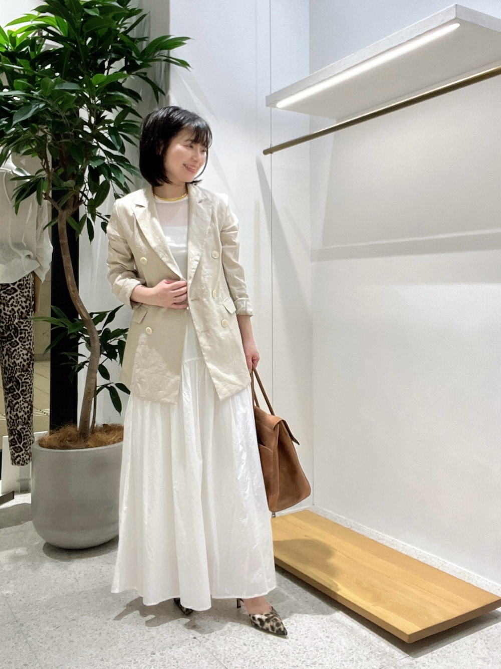 「大人カジュアル、おでかけコーデ、オトナ女子、休日スタイル、初夏コーデ、大人ファッション、ベージュ、春ファッション、アラフィフ、シアー、ママファッション」｜「Whim Gazetteの【La nature linge】シアーチュールプルオーバー（Tシャツ/カットソー、ホワイト系）」を使った、whimkumagaiさん（レディース・153cm）の春コーディネートの1枚目の写真