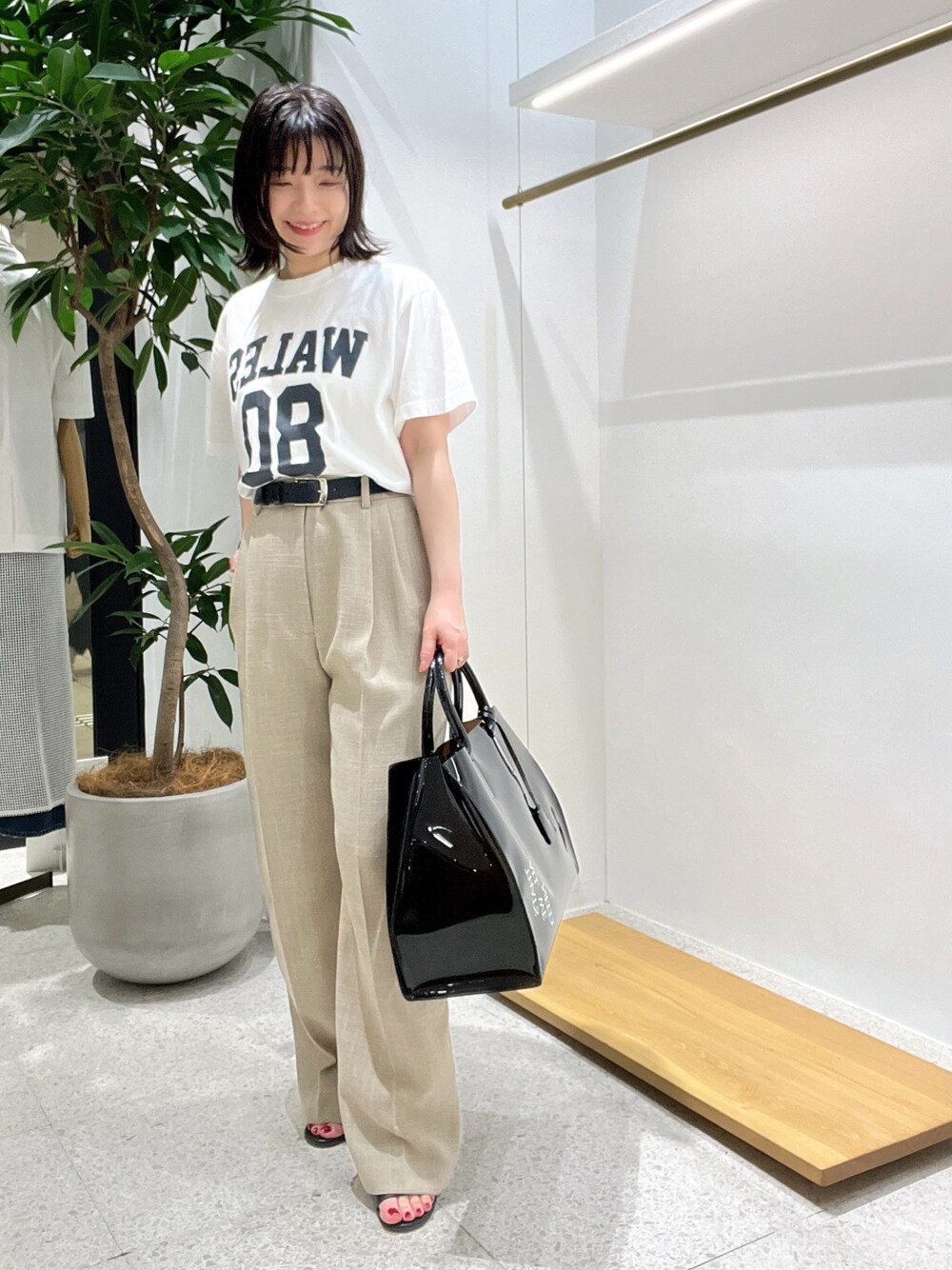 「大人カジュアル、お出かけコーデ、低身長女子、キレイめカジュアル、大人女子、レディースファッション、ママファッション、きれいめカジュアル、ロゴT、カジュアルコーデ、カジュアル、オトナカジュアル、オトナ女子」｜「Whim GazetteのナンバーTシャツ（Tシャツ/カットソー、ホワイト系）」を使った、whimkumagaiさん（レディース・153cm）の春コーディネートの1枚目の写真