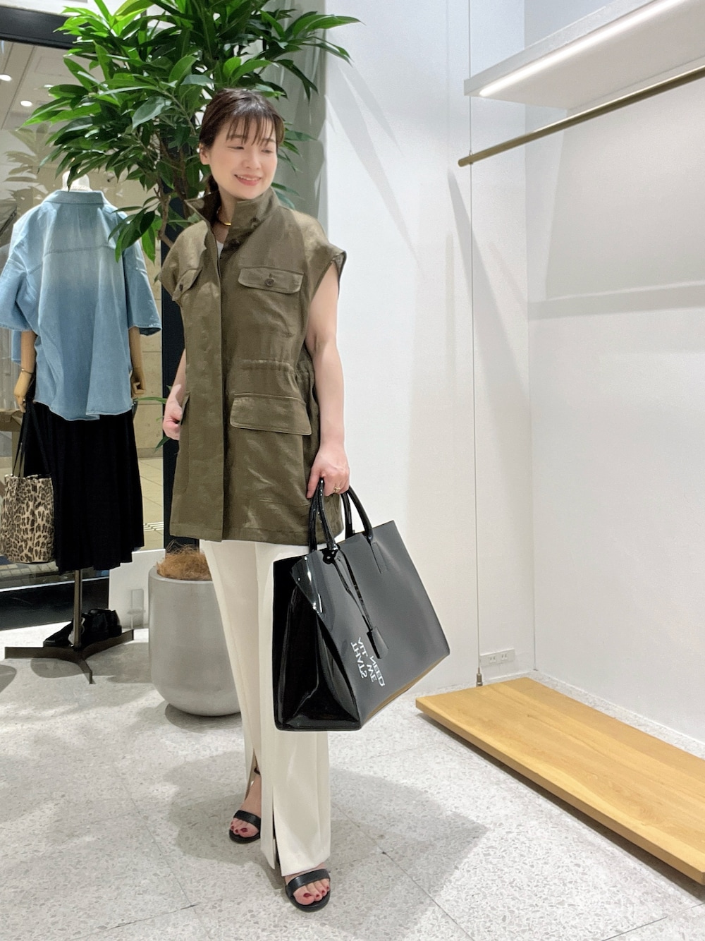 「おでかけコーデ、大人カジュアルコーデ、今日のコーデ、はるコーデ、低身長女子、40代ファッション、ジレスタイル、ジレコーデ、パンツコーデ、パンツスタイル、40代、40代コーデ」｜「Drawing Numbersのコンチネンタルリネンベスト（ジャケット/アウター、グリーン系）」を使った、whimkumagaiさん（レディース・153cm）の春コーディネートの1枚目の写真
