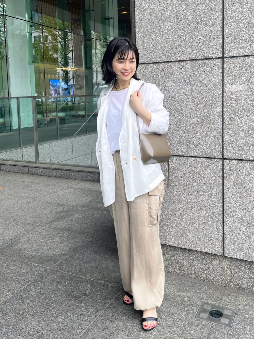 「大人カジュアル、お出かけコーデ、春ファッション、春服、キレイめカジュアル、低身長女子、大人女子、ママファッション、カーゴパンツ、カーゴパンツコーデ、ジャケット、ジャケットスタイル」｜「Whim Gazetteの【Hoaw.】チョーカー（チョーカー、ゴールド系）」を使った、whimkumagaiさん（レディース・153cm）の春コーディネートの1枚目の写真