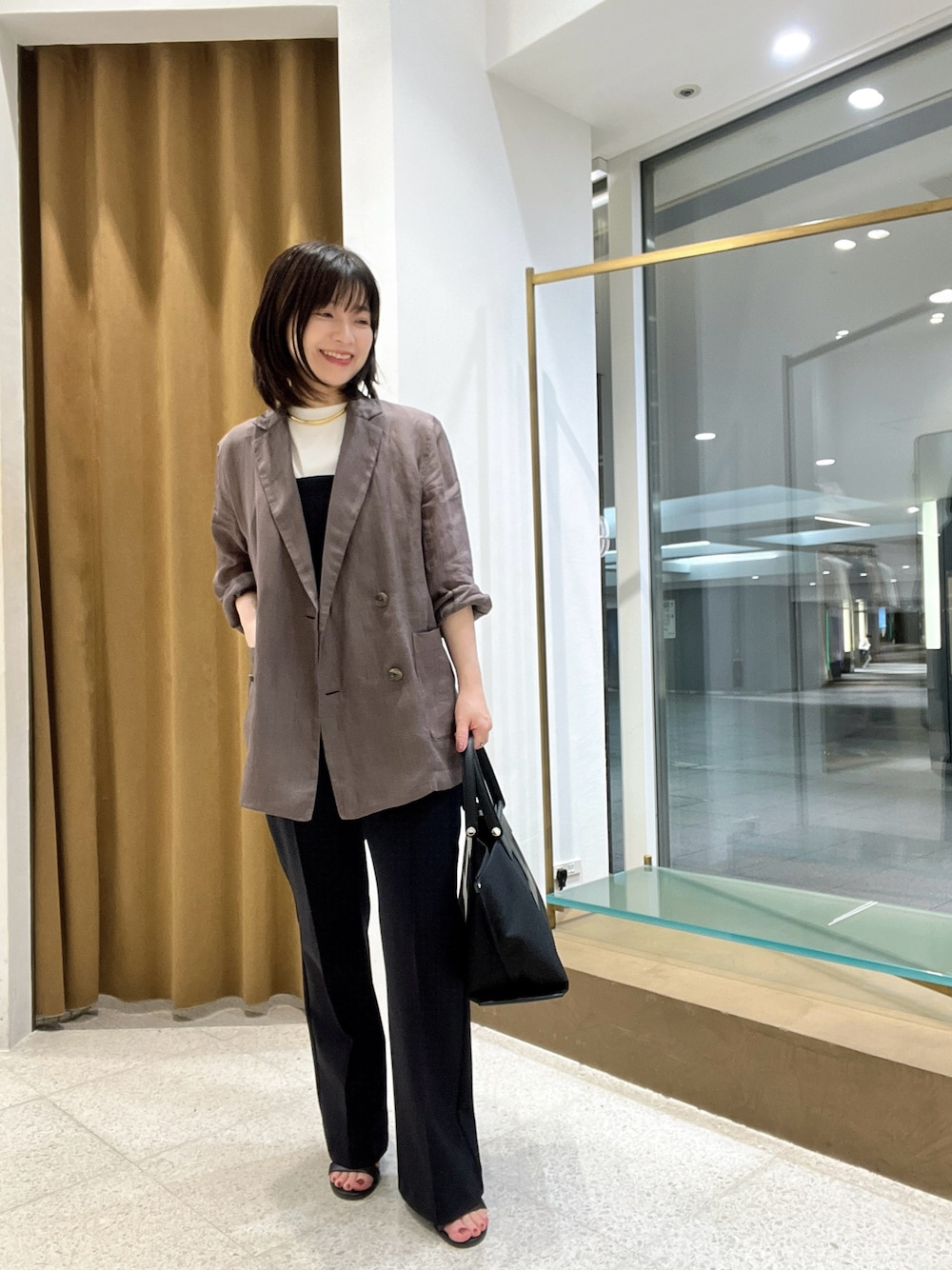 「モノトーン、オトナカジュアル、大人カジュアルコーデ、キレイめコーデ、楽チンコーデ、低身長コーデ、モノトーンコーデ、サロペット、ジャケット、40代ファッション、ママコーデ、ママファッション」｜「Whim Gazetteのラミーダブルジャケット（テーラードジャケット、グレー系）」を使った、whimkumagaiさん（レディース・153cm）の春コーディネートの1枚目の写真