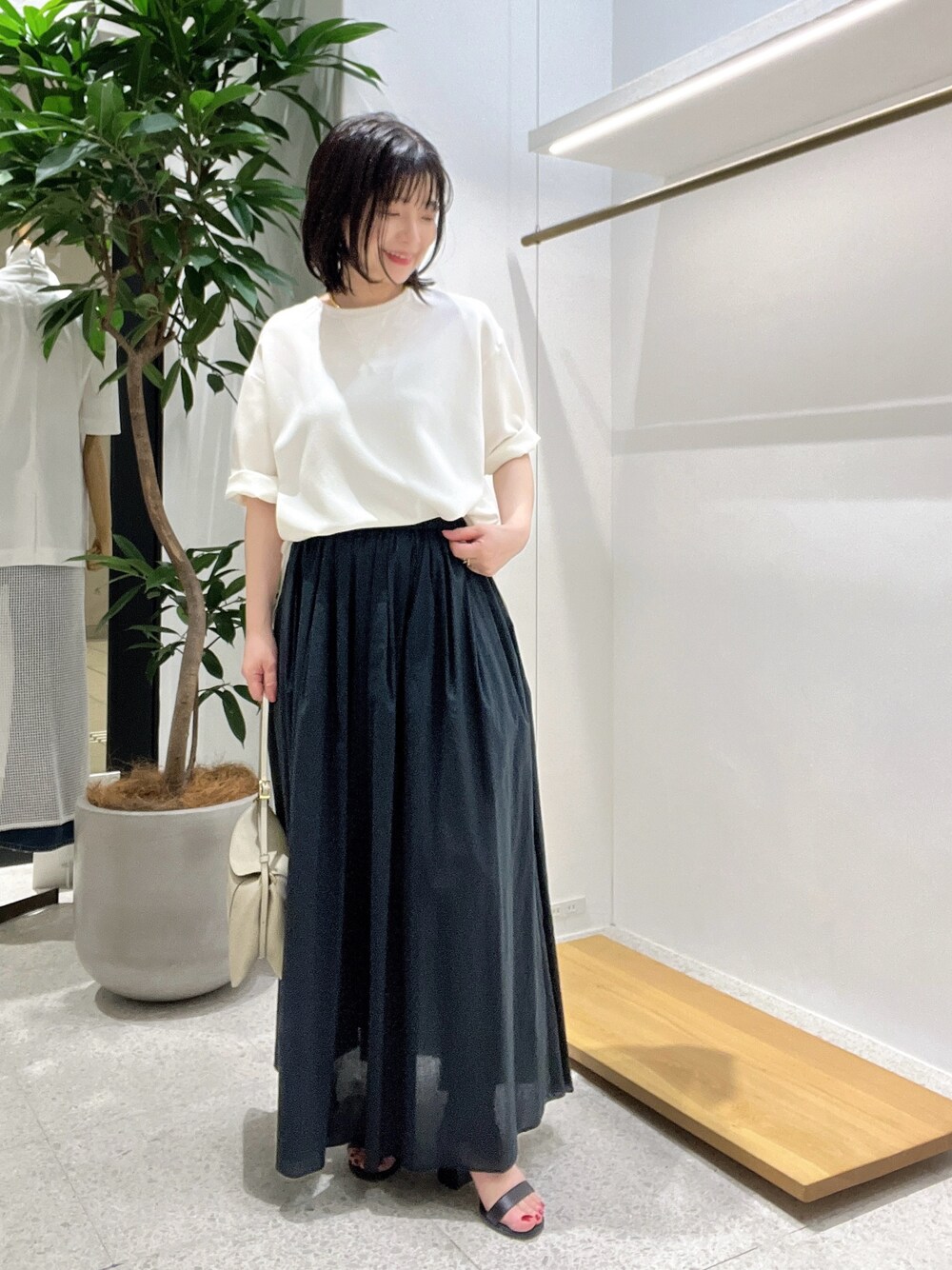 「大人カジュアル、お出かけコーデ、きれいめコーデ、シンプルスタイル、キレイめカジュアル、低身長女子、大人女子、ママファッション、キレイめコーデ、モノトーン、モノトーンコーデ、スカート、ギャザースカート、オトナカジュアル」｜「Whim Gazetteの【Hoaw.】チョーカー（チョーカー、ゴールド系）」を使った、whimkumagaiさん（レディース・153cm）の春コーディネートの1枚目の写真