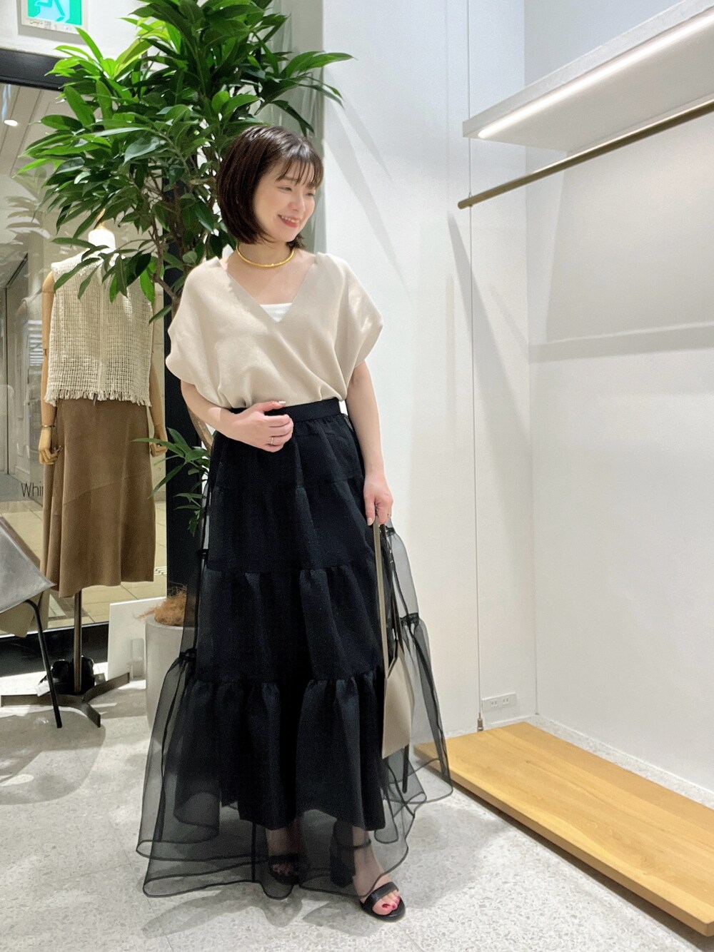 「春色、春めき満開コーデ、春コーデ、お出かけコーデ、大人かわいい、キレイめカジュアル、ロングスカート、スカートスタイル、春ニット、春色コーデ、ベージュ」｜「Whim Gazetteの【Hoaw.】チョーカー（チョーカー、ゴールド系）」を使った、whimkumagaiさん（レディース・153cm）の春コーディネートの1枚目の写真