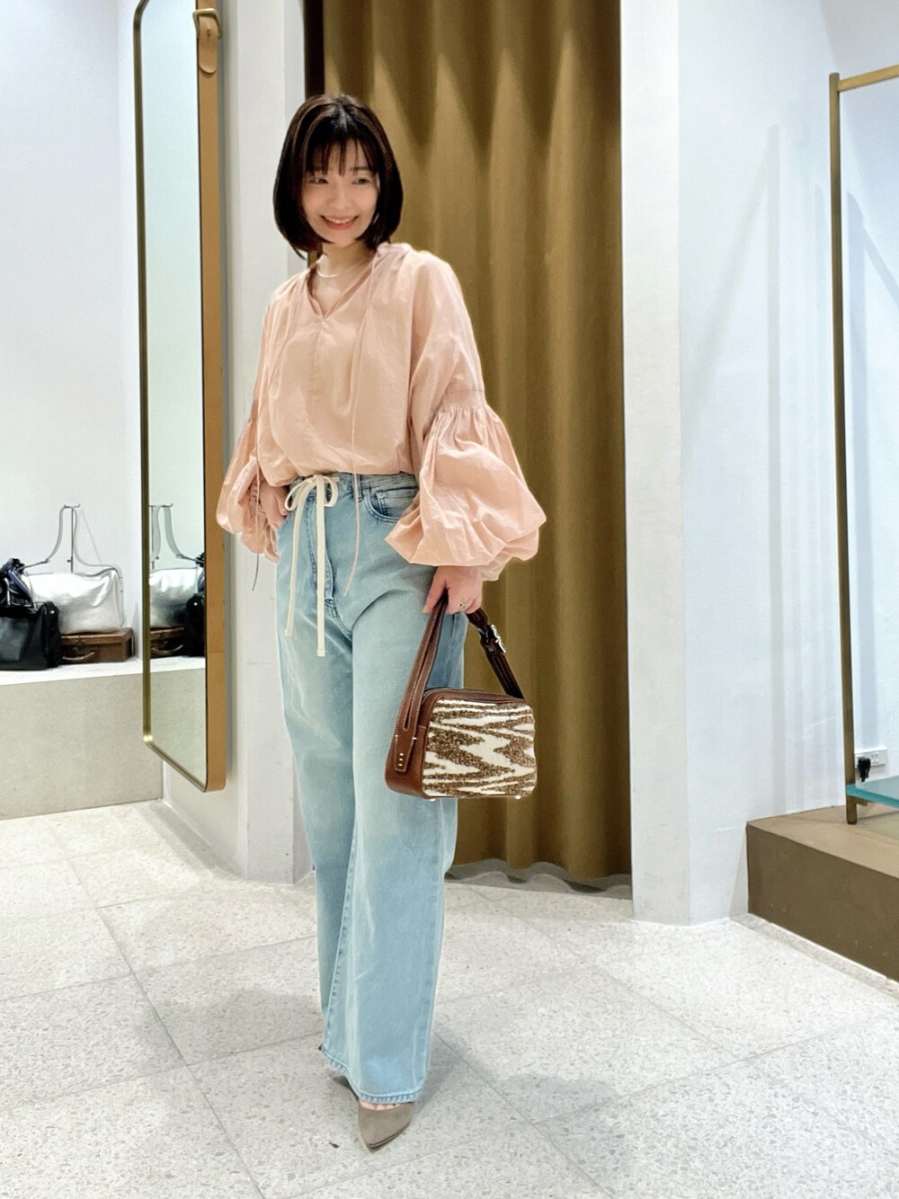 「春コーデ、春服コーデ、カジュアルコーデ、大人可愛い、大人コーデ、デニムコーデ、春、パンツコーデ、低身長女子、デニム、150cm台コーデ、40代ファッション」｜「Whim Gazetteのローンギャザーブラウス（シャツ/ブラウス、ピンク系）」を使った、whimkumagaiさん（レディース・153cm）の春コーディネートの1枚目の写真