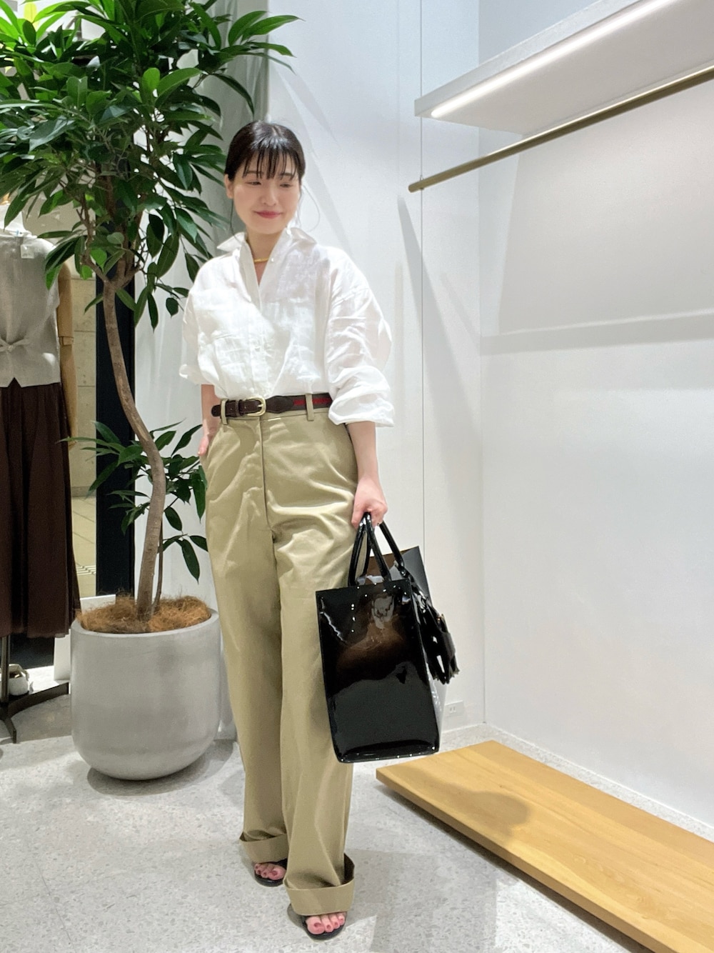 「大人カジュアル、キレイめカジュアル、きれいめコーデ、オトナ女子、キレイめコーデ、低身長女子、シャツスタイル、大人コーデ、シャツコーデ、お出かけコーデ、低身長コーデ、40代ファッション」｜「Whim Gazetteの【Hoaw.】チョーカー（チョーカー、ゴールド系）」を使った、whimkumagaiさん（レディース・153cm）の春コーディネートの1枚目の写真