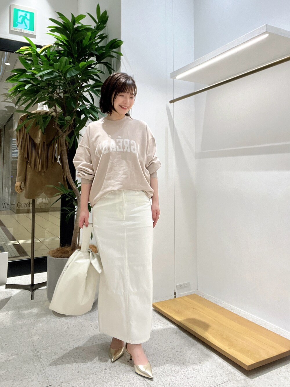 「春コーデ、デニム、休日スタイル、春服、お出かけコーデ、きれいめカジュアル、スカート、スカートコーデ、低身長コーデ、低身長」｜「Whim Gazetteのドロストデニムスカート（デニムスカート、ホワイト系）」を使った、whimkumagaiさん（レディース・153cm）の春コーディネートの1枚目の写真