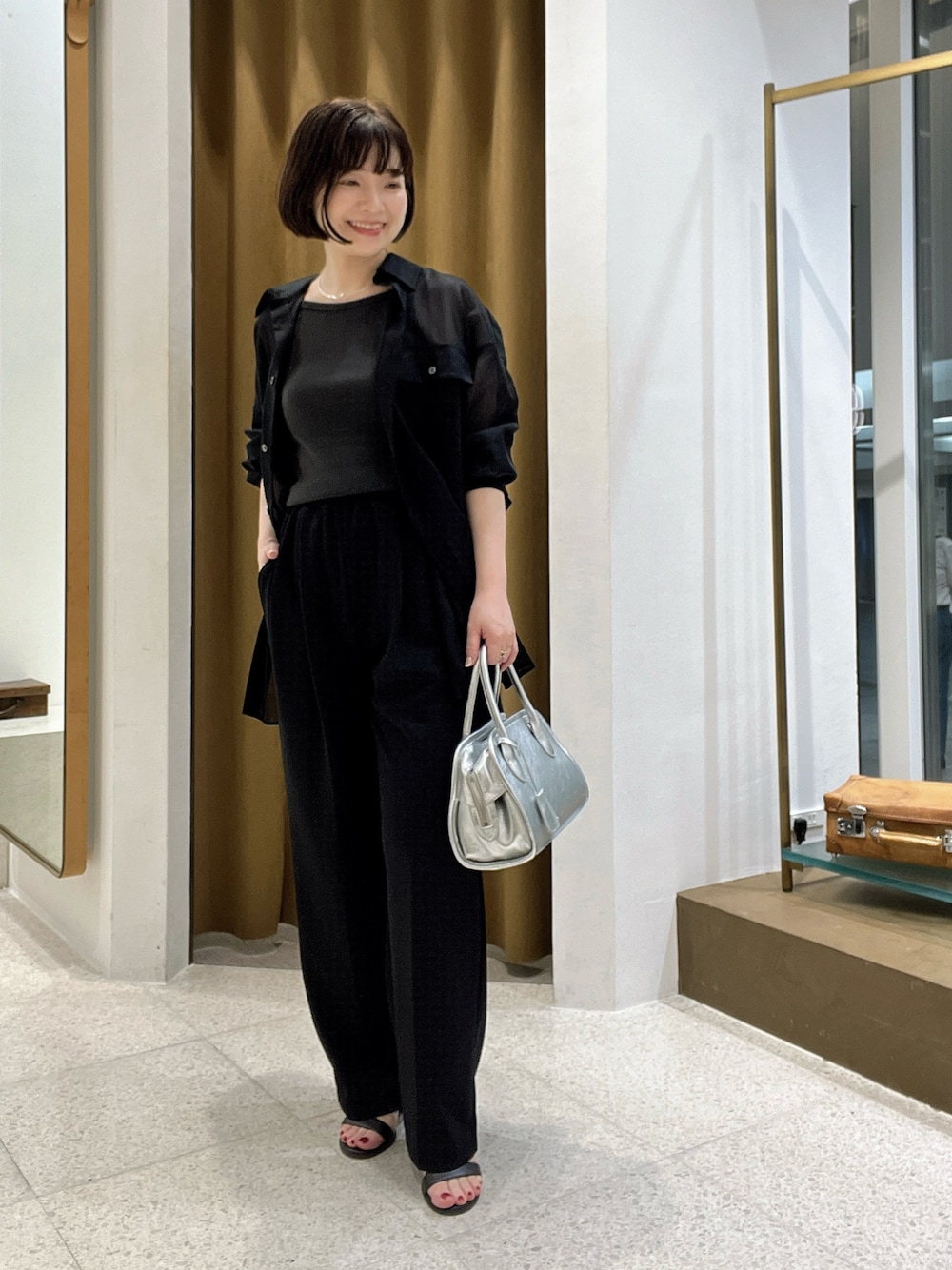 「きれいめコーディネート、150cm台コーデ、夏服コーデ、オトナ女子、大人ファッション、大人女子、ワントーンコーデ、ブラック、ブラックコーデ、シアートップス」｜「Whim Gazetteのカップ付きベアテレコキャミ（キャミソール、グレー系）」を使った、whimkumagaiさん（レディース・153cm）の夏コーディネートの1枚目の写真