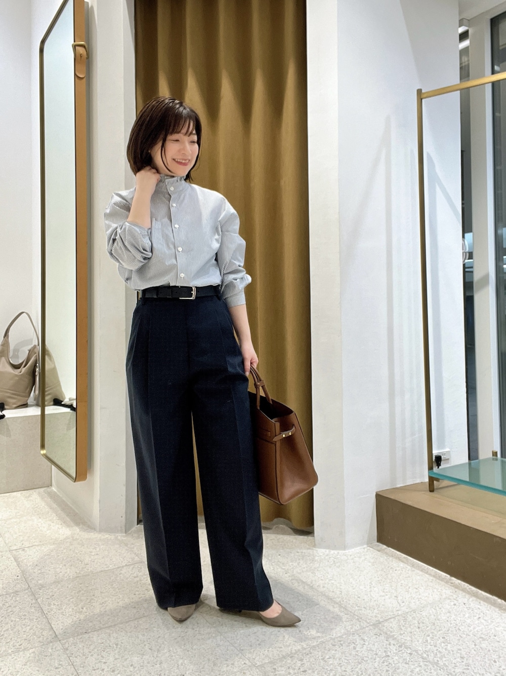 「おしごとスタイル、通勤コーデ、通勤スタイル、ブラウス、春、オトナカジュアル」｜「Whim Gazetteのネックギャザーシャツ（シャツ/ブラウス、ブルー系）」を使った、whimkumagaiさん（レディース・153cm）の春コーディネートの1枚目の写真