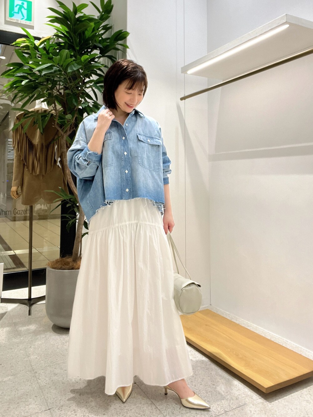 「春コーデ、デニム、休日スタイル、春服、お出かけコーデ、春カラー、大人女子、きれいめカジュアル、低身長コーデ、低身長」｜「Whim Gazetteのデニムシャツ（シャツ/ブラウス、ブルー系）」を使った、whimkumagaiさん（レディース・153cm）の春コーディネートの1枚目の写真