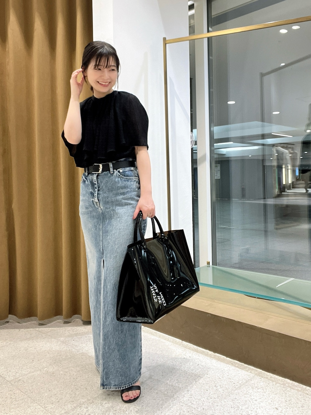 「シアートップス、夏服コーデ、大人コーデ、オトナ女子、キレイめカジュアル、低身長、低身長コーデ、デニム、デニムスカート、きれいめカジュアル、ブラウス」｜「Whim Gazetteのケープブラウス（シャツ/ブラウス、ブラック系）」を使った、whimkumagaiさん（レディース・153cm）の春コーディネートの1枚目の写真