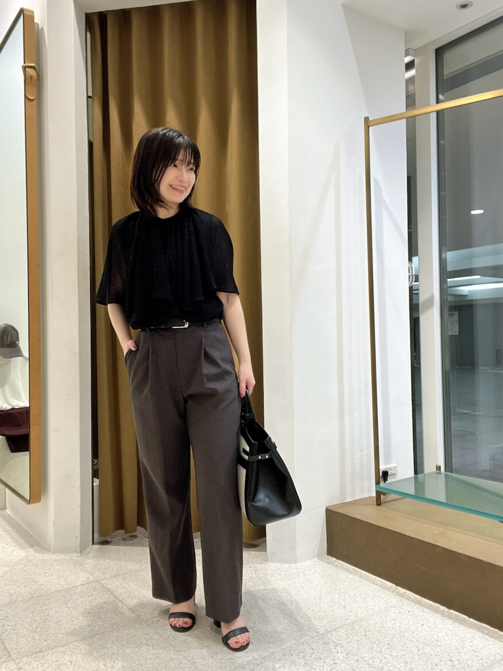 「シャツスタイル、シアートップス、きれいめコーデ、夏服コーデ、大人コーデ、オトナ女子、パンツスタイル、お仕事コーデ、キレイめカジュアル、低身長、ブラウス、パンツコーデ」｜「Whim Gazetteのケープブラウス（シャツ/ブラウス、ブラック系）」を使った、whimkumagaiさん（レディース・153cm）の春コーディネートの1枚目の写真
