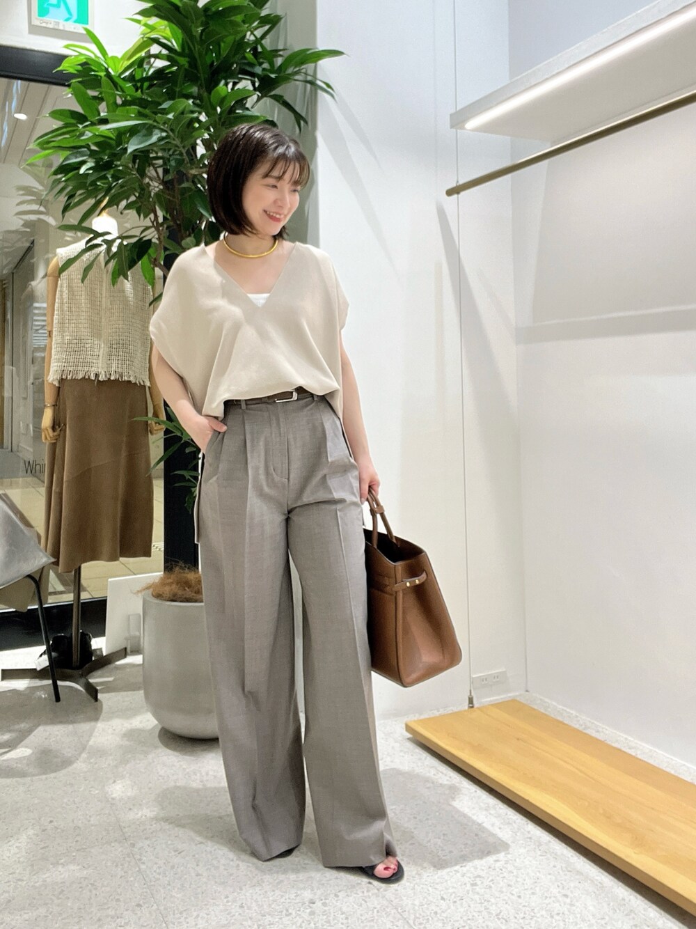 「春コーデ、春服、お出かけコーデ、パンツコーデ、スラックス、ベージュ」｜「Whim Gazetteの【Hoaw.】チョーカー（チョーカー、ゴールド系）」を使った、whimkumagaiさん（レディース・153cm）の春コーディネートの1枚目の写真