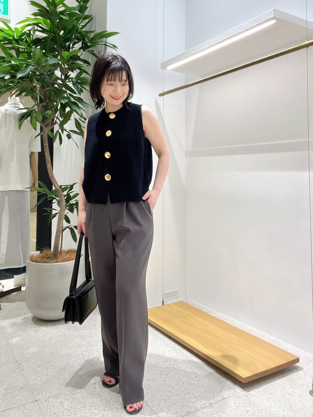 「お出かけコーデ、キレイめカジュアル、低身長女子、大人女子、ママファッション、レディースファッション、40代ファッション、ベスト、ニットベスト、きれいめカジュアル、キレイめ」｜「Drawing Numbersの【インフルエンサーコラボ】ビッグボタンベスト（ニット/セーター、ブラック系）」を使った、whimkumagaiさん（レディース・153cm）の春コーディネートの1枚目の写真