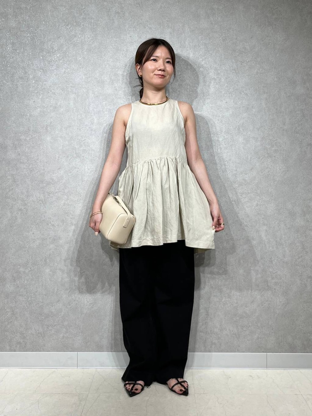 「ベーシック/シンプル、骨格ストレート、骨格ウェーブ、骨格ナチュラル、低身長、apart by lowrys、シンプルコーデ、カジュアルコーデ、大人カジュアル、きれいめカジュアル、旅行、デニムパンツ、ノースリーブ、タンクトップ、ヘルシー」｜「A part byのApb ストレートデニムパンツ（デニムパンツ、ブラック系）」を使った、apartby15さん（レディース・154cm）の夏コーディネートの1枚目の写真