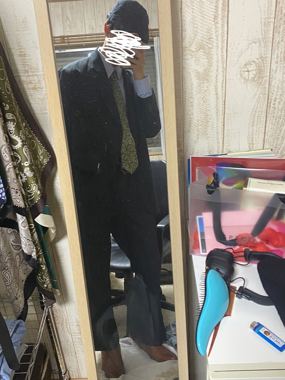 「休日スタイル、シンプル」｜「SPINNSのアイテム（スラックス、ブラック系）」を使った、ごりごり  さん（メンズ・173cm）の春コーディネートの1枚目の写真