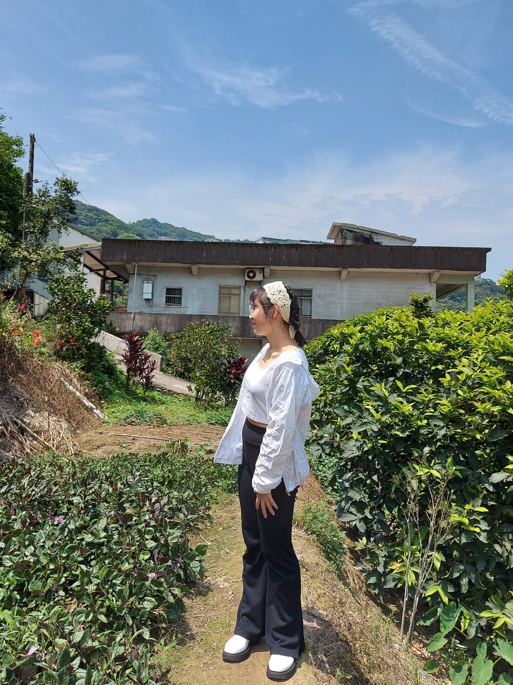 ブラック系のその他パンツ、ホワイト系のナイロンジャケット、ホワイト系のTシャツ/カットソーを着用したレディースの春コーディネートの1枚目の写真