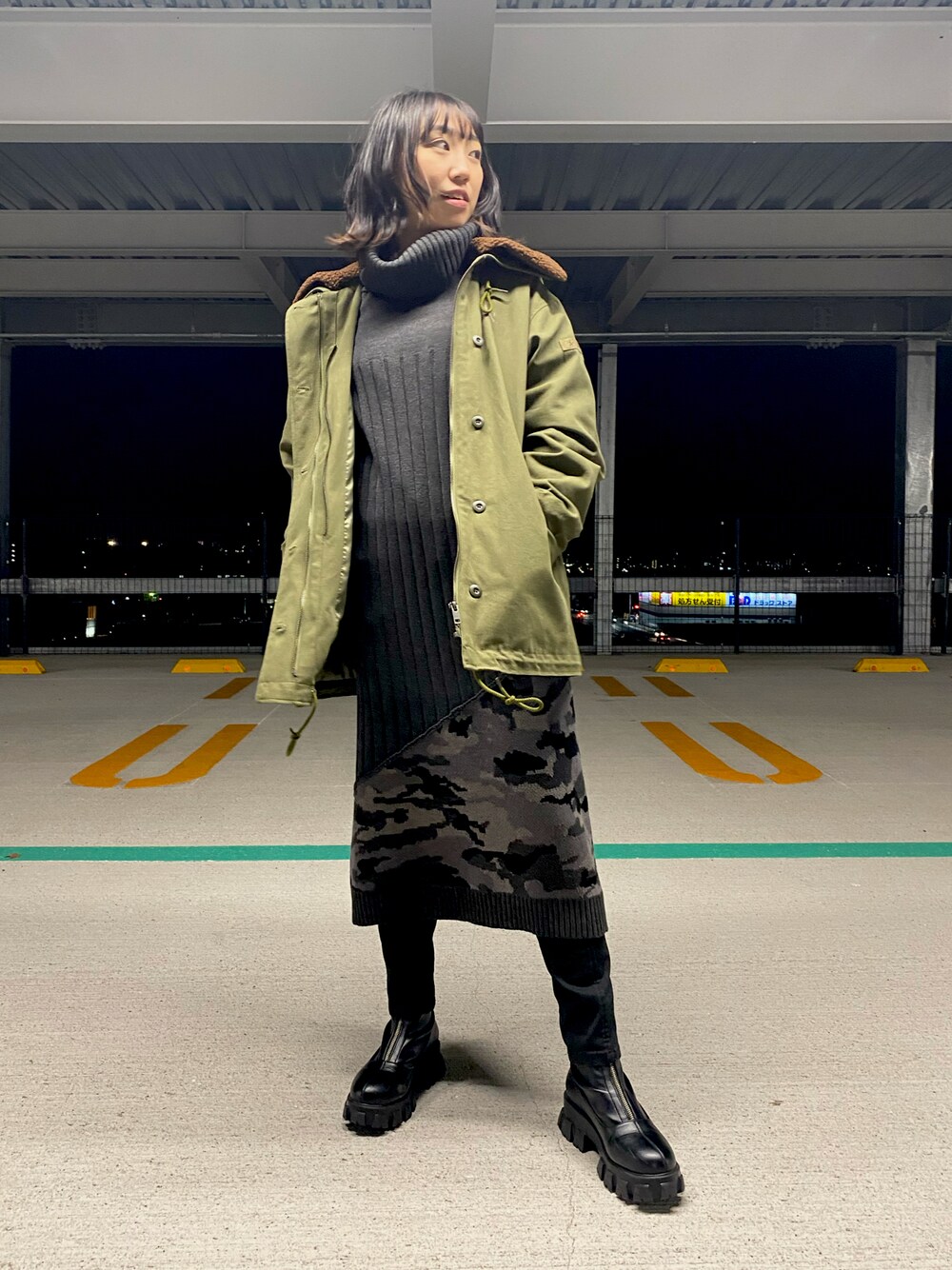 「アウター、ブラック、カモフラ、AVIREX、ootd、オトナカジュアル、ワンピース×パンツ、冬のコーデ、AVIREXBelle、ららぽーと愛知東郷」｜「AVIREXのMULTI DECK JACKET WITH BOA VEST/ マルチデッキジャケットウィズボアベスト（ベスト、グリーン系）」を使った、MIYUUさん（レディース・160cm）の冬コーディネートの1枚目の写真